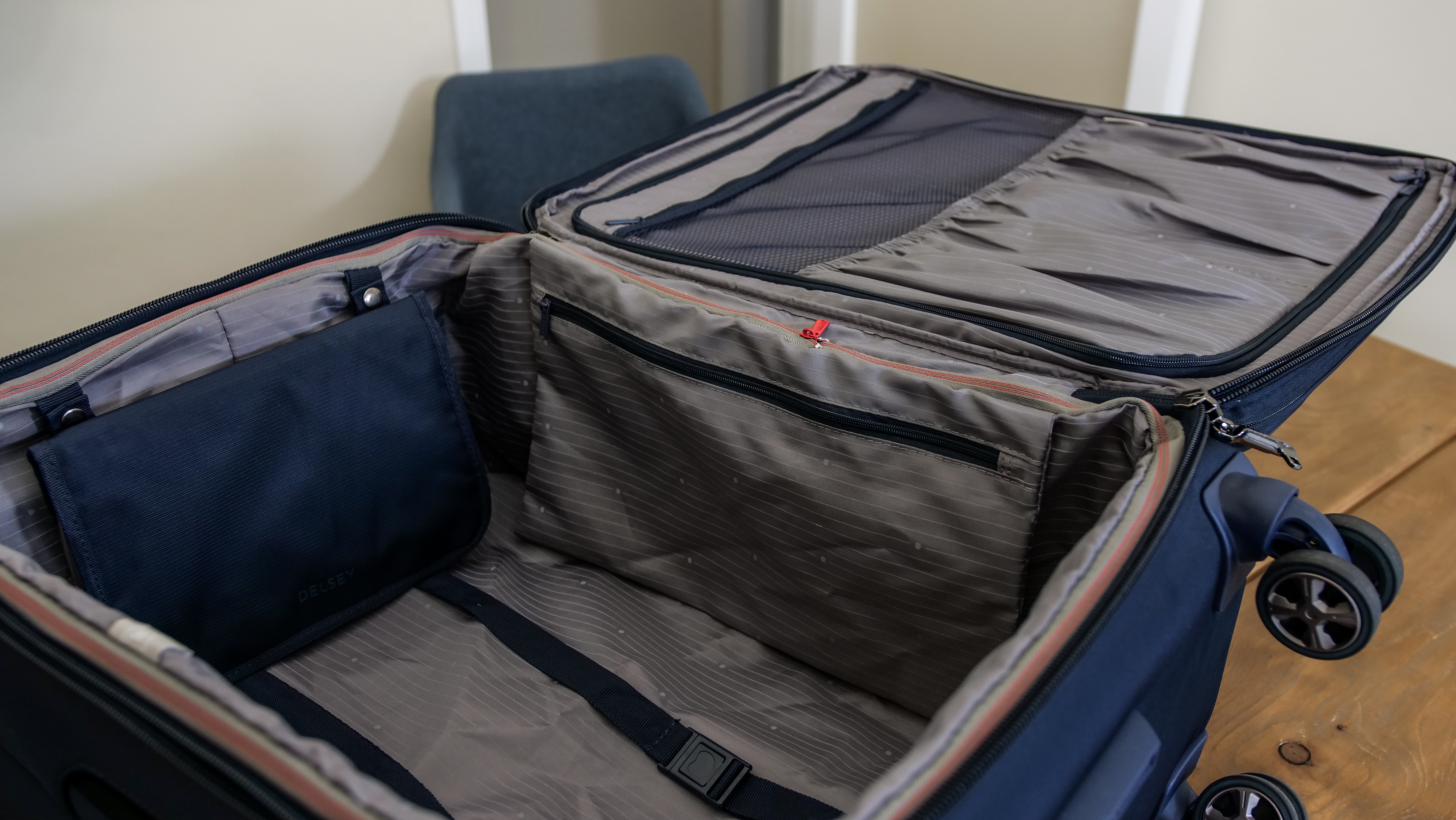 Delsey Helium DLX interior compartment Delsey Helium DLX interior compartment