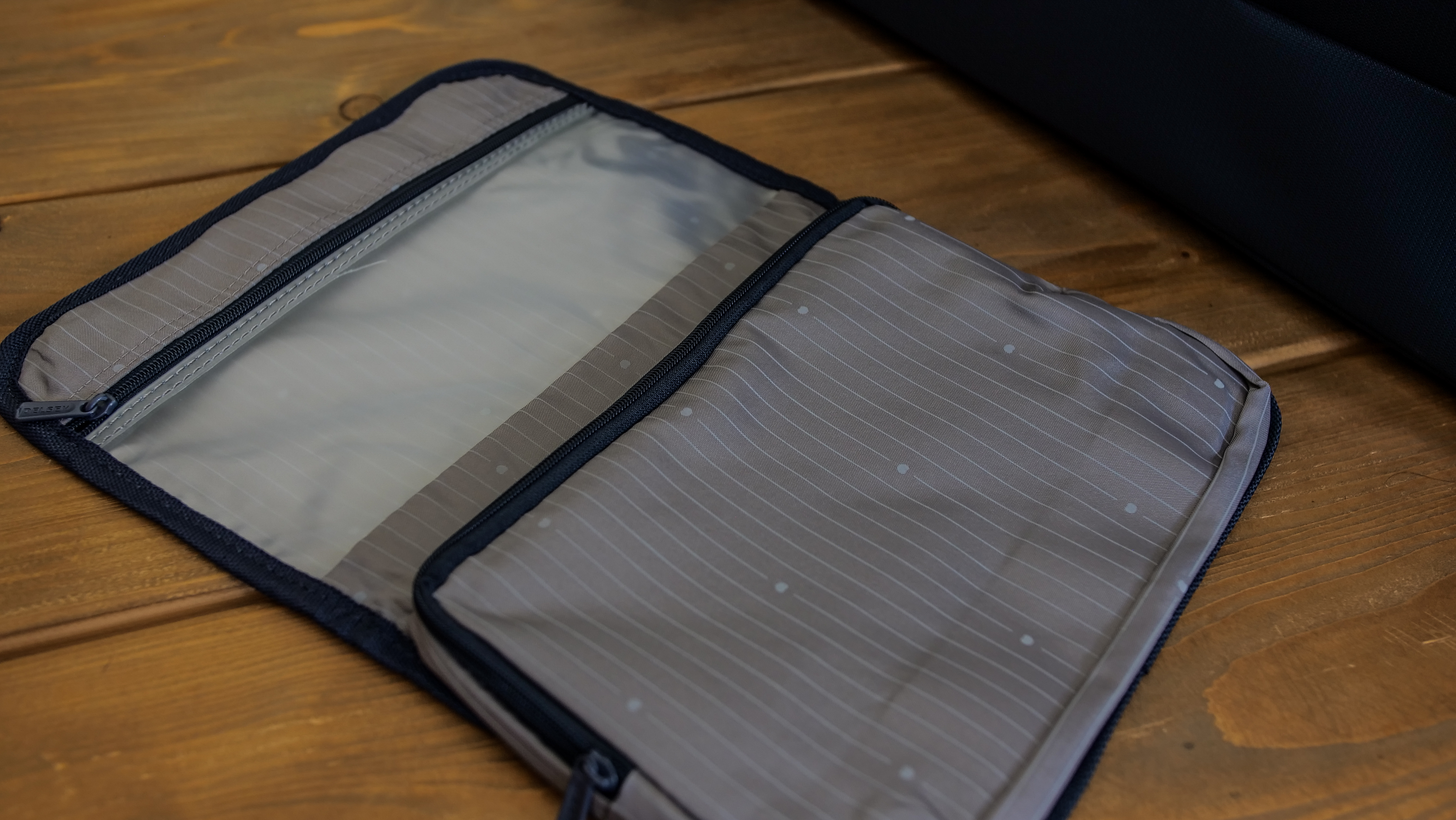 Delsey Helium DLX removable pouch Delsey Helium DLX removable pouch