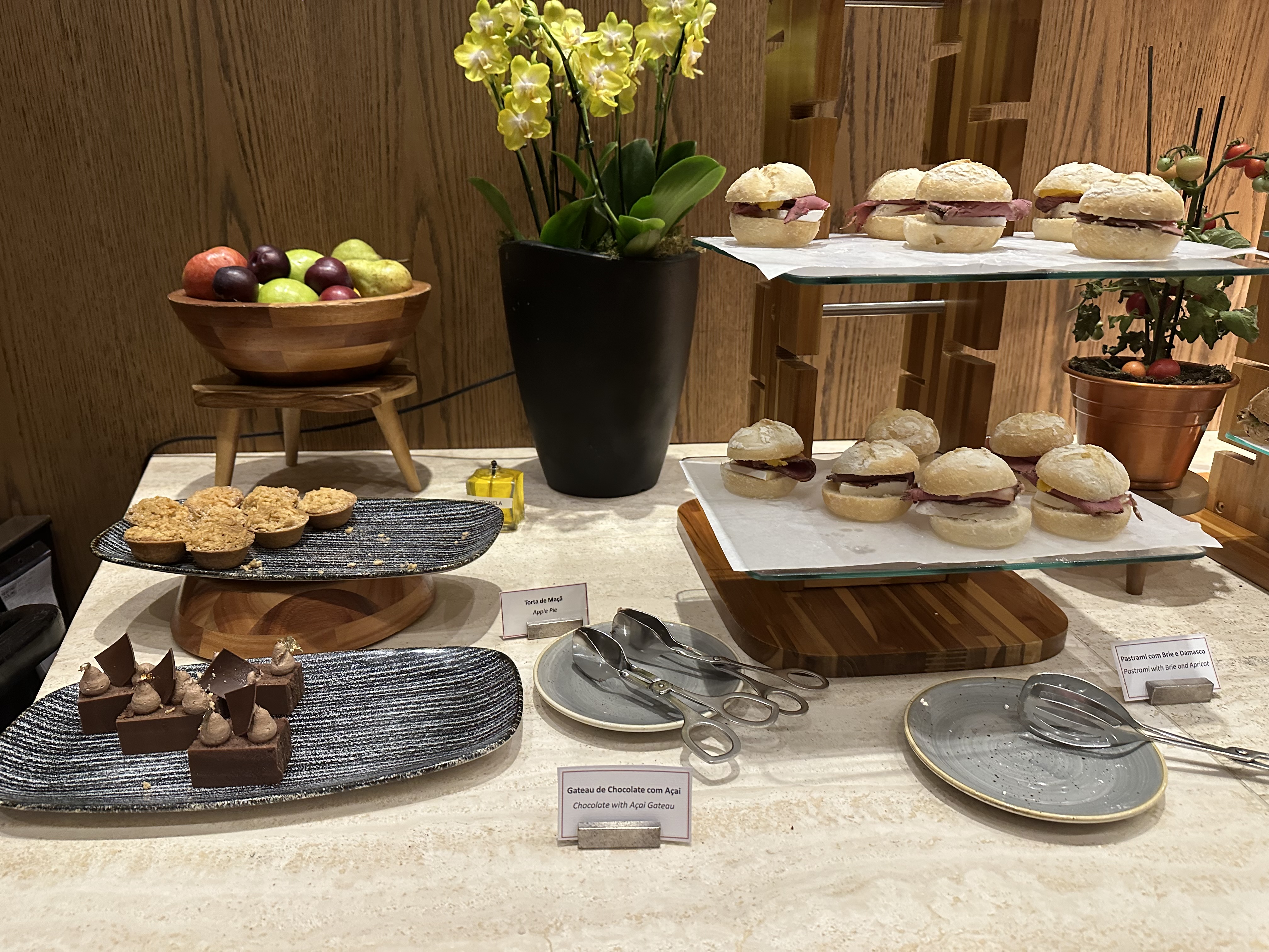 Grand Hyatt Sao Paulo lounge club happy hour desserts