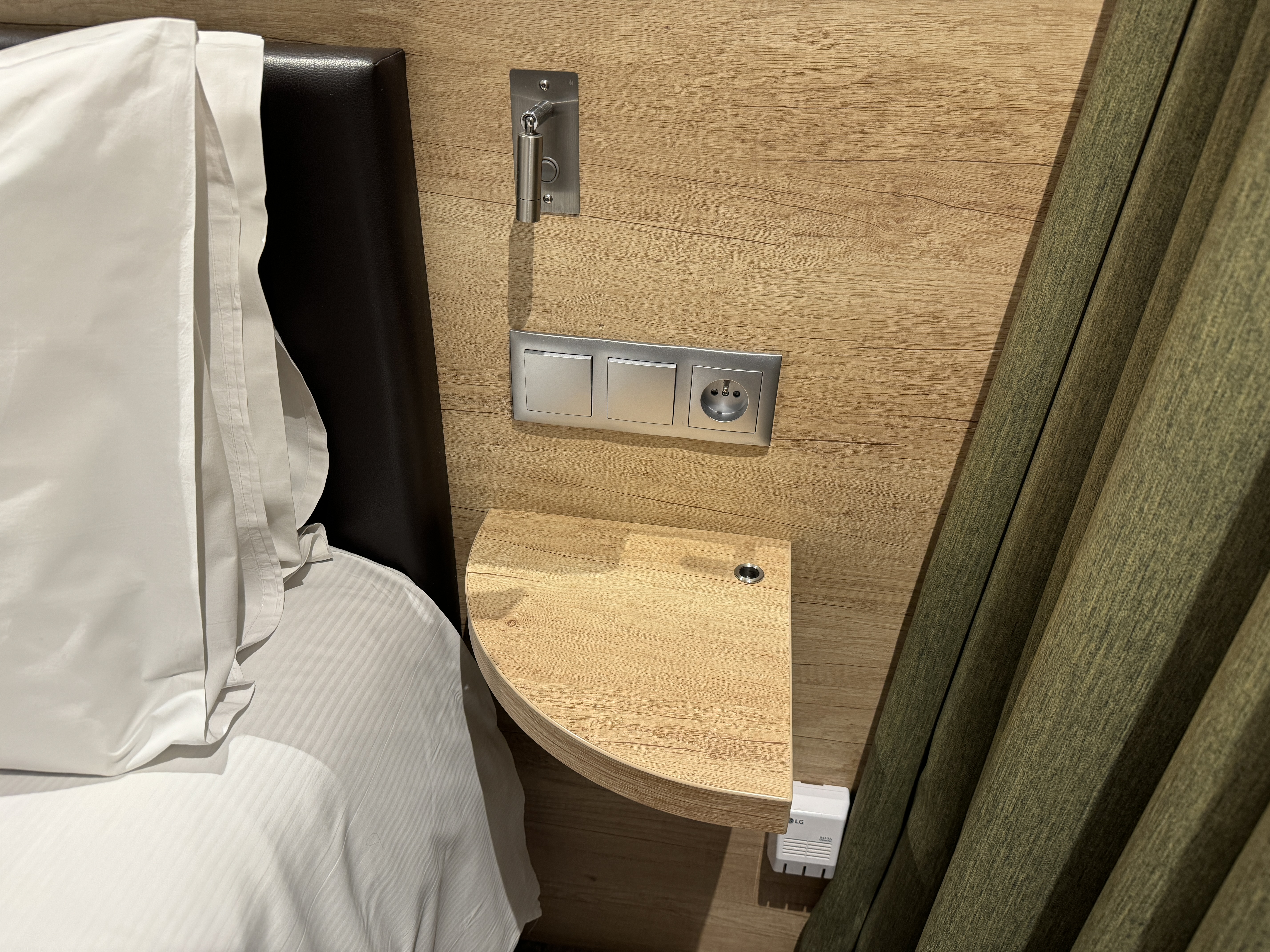 Hampton by Hilton Gdansk Old Town right nightstand Hampton by Hilton Gdansk Old Town right nightstand
