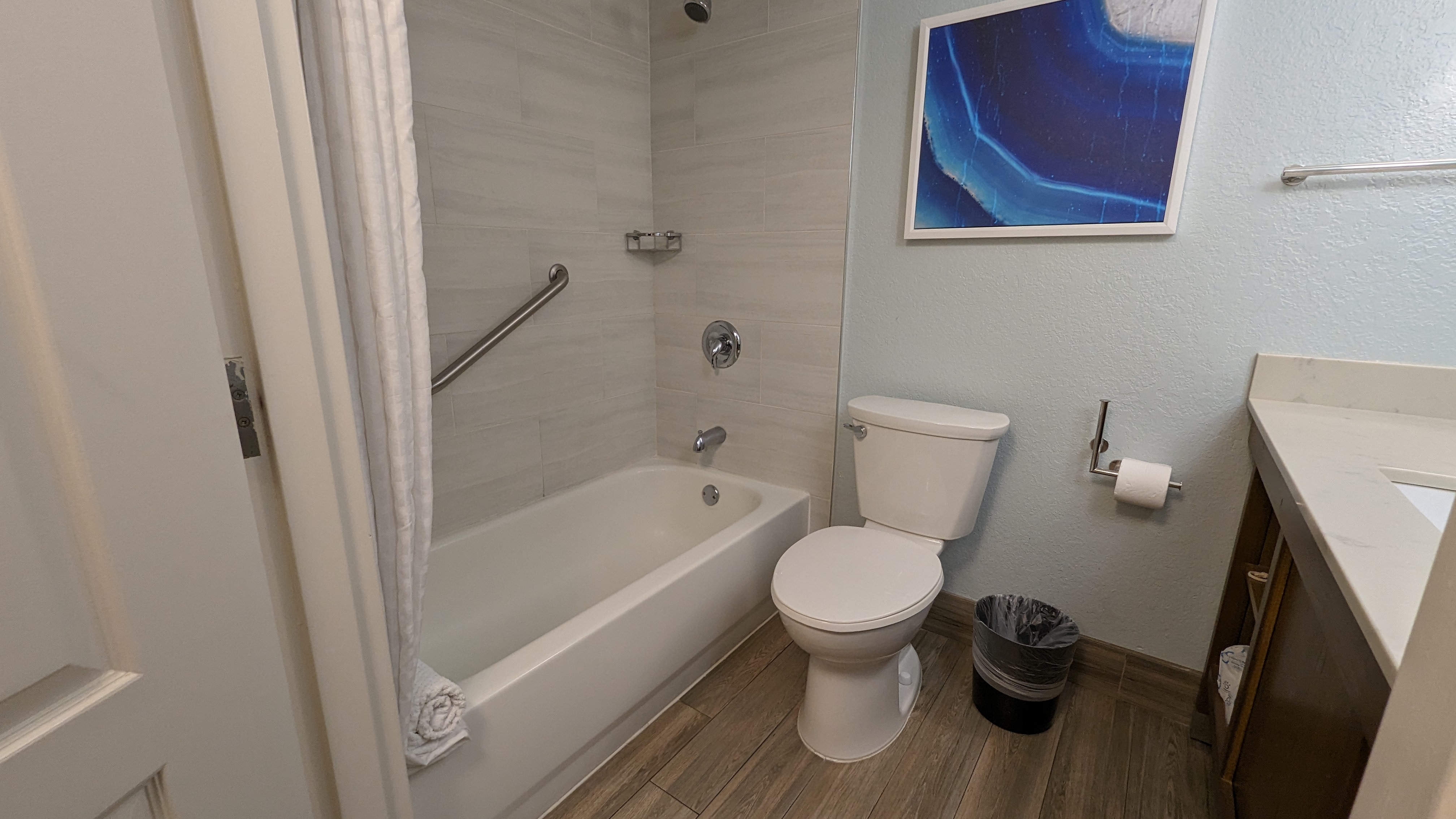 Hilton Pensacola Beach guestroom bathroom