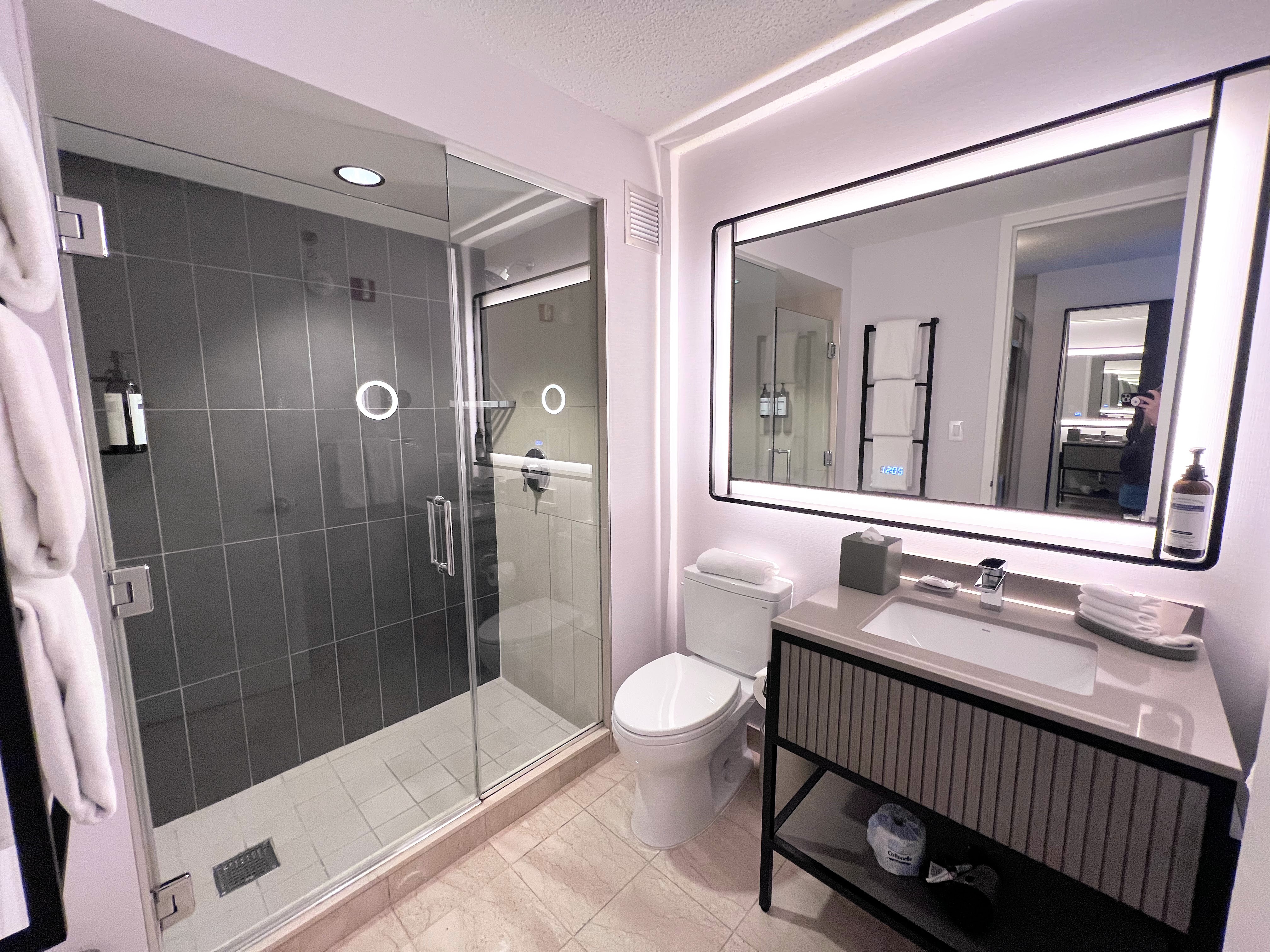 Hyatt Regency Chicago bathroom wtih shower Hyatt Regency Chicago bathroom wtih shower
