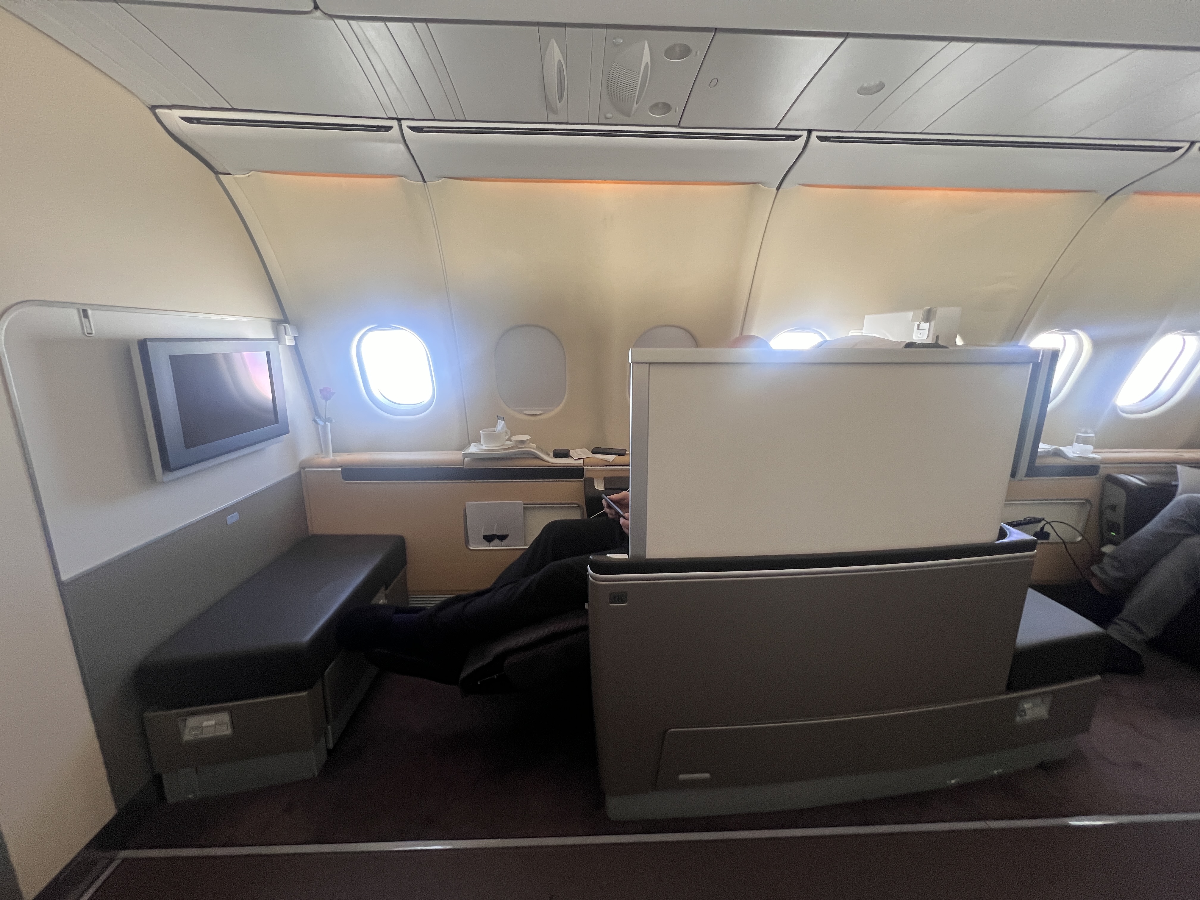 LH F A346 seat 1k privacy dividers 