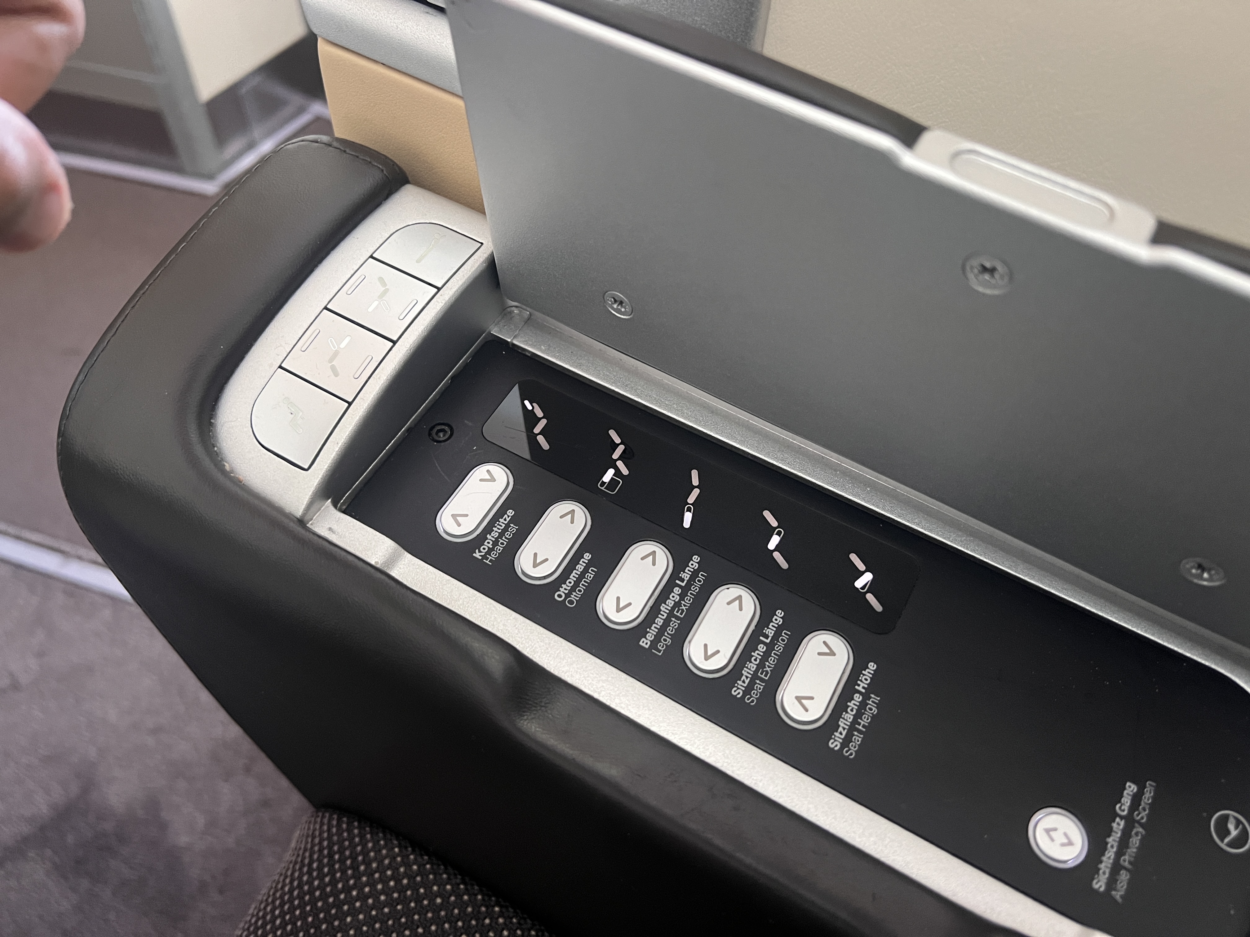 LH F A346 seat controls R full