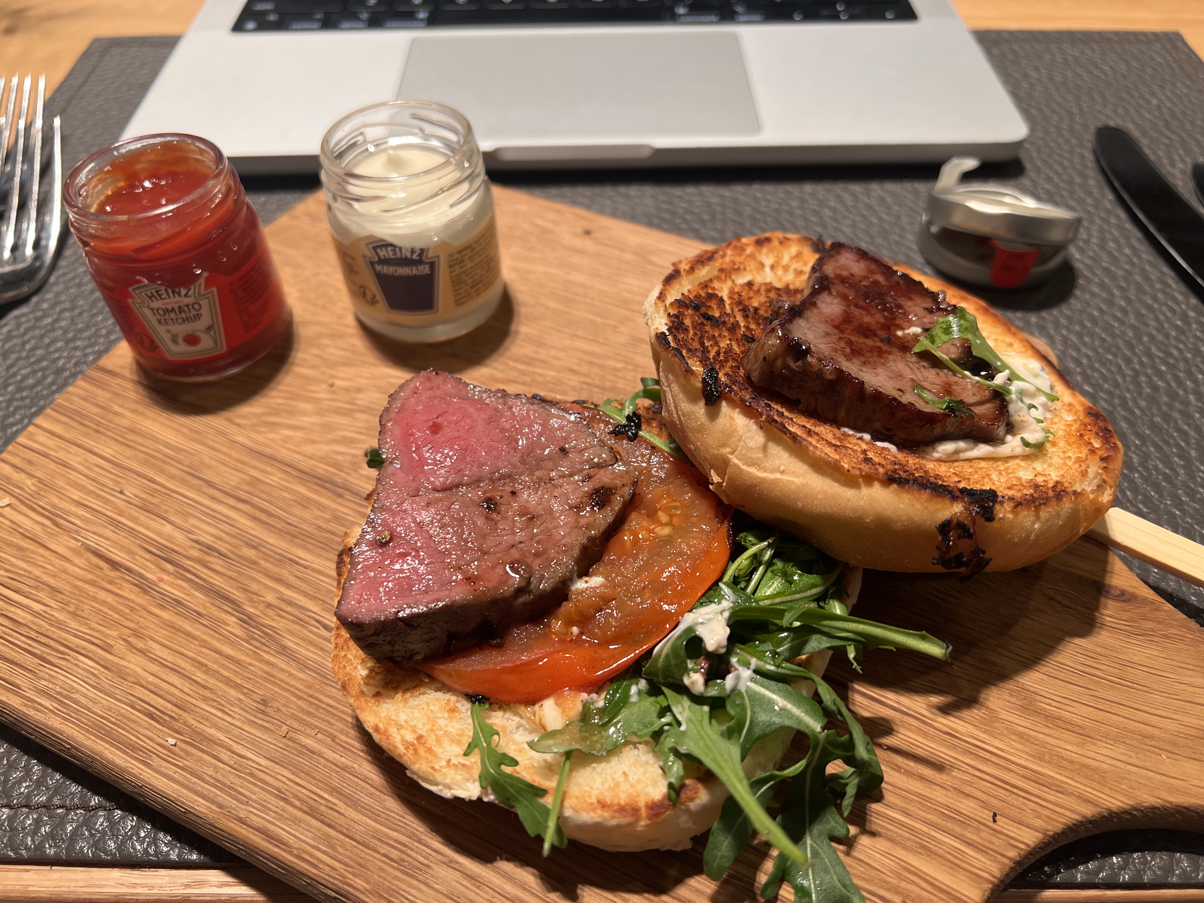 LH First Class Terminal Frankfurt burger