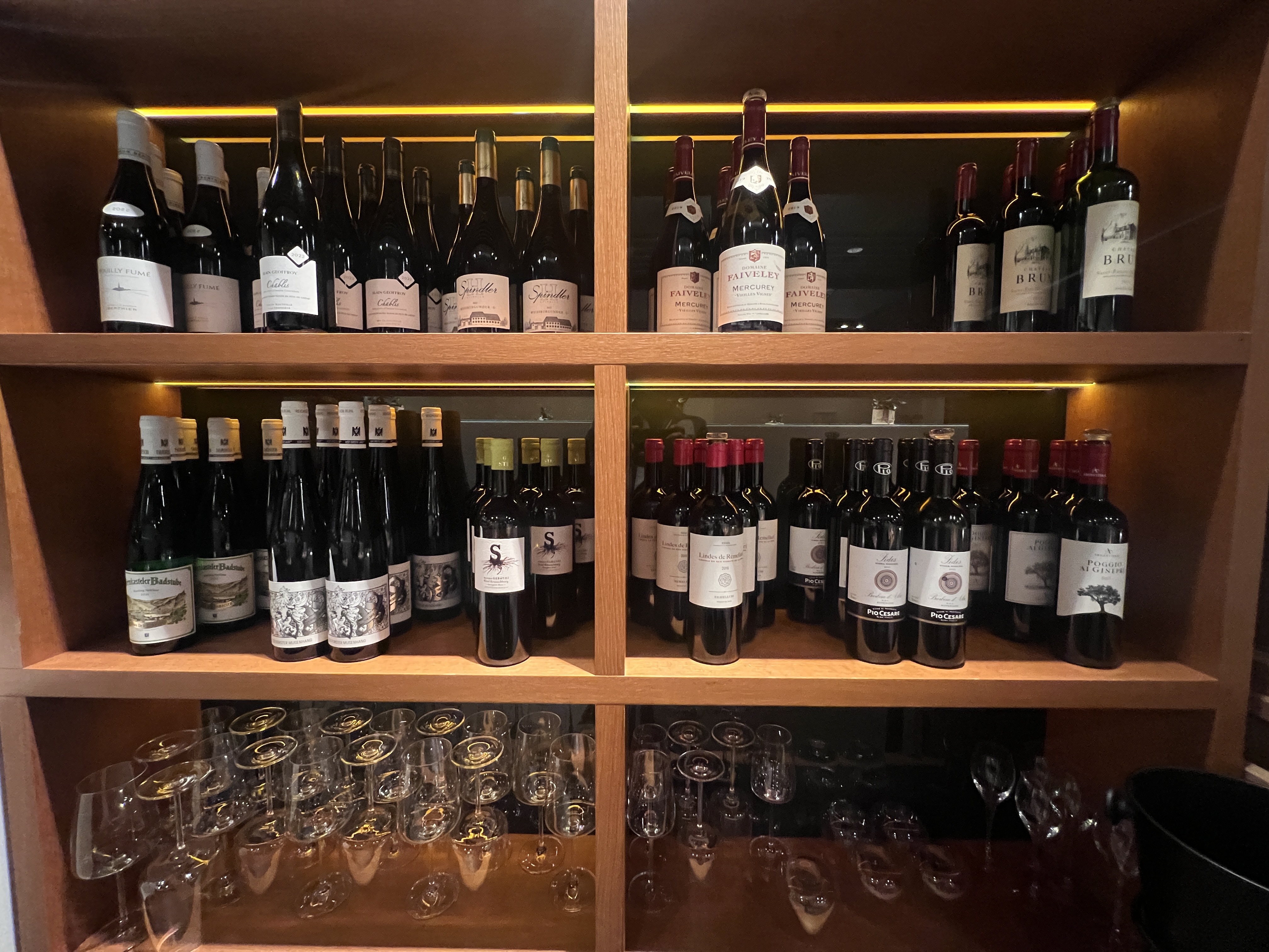LH First Class Terminal Frankfurt wine