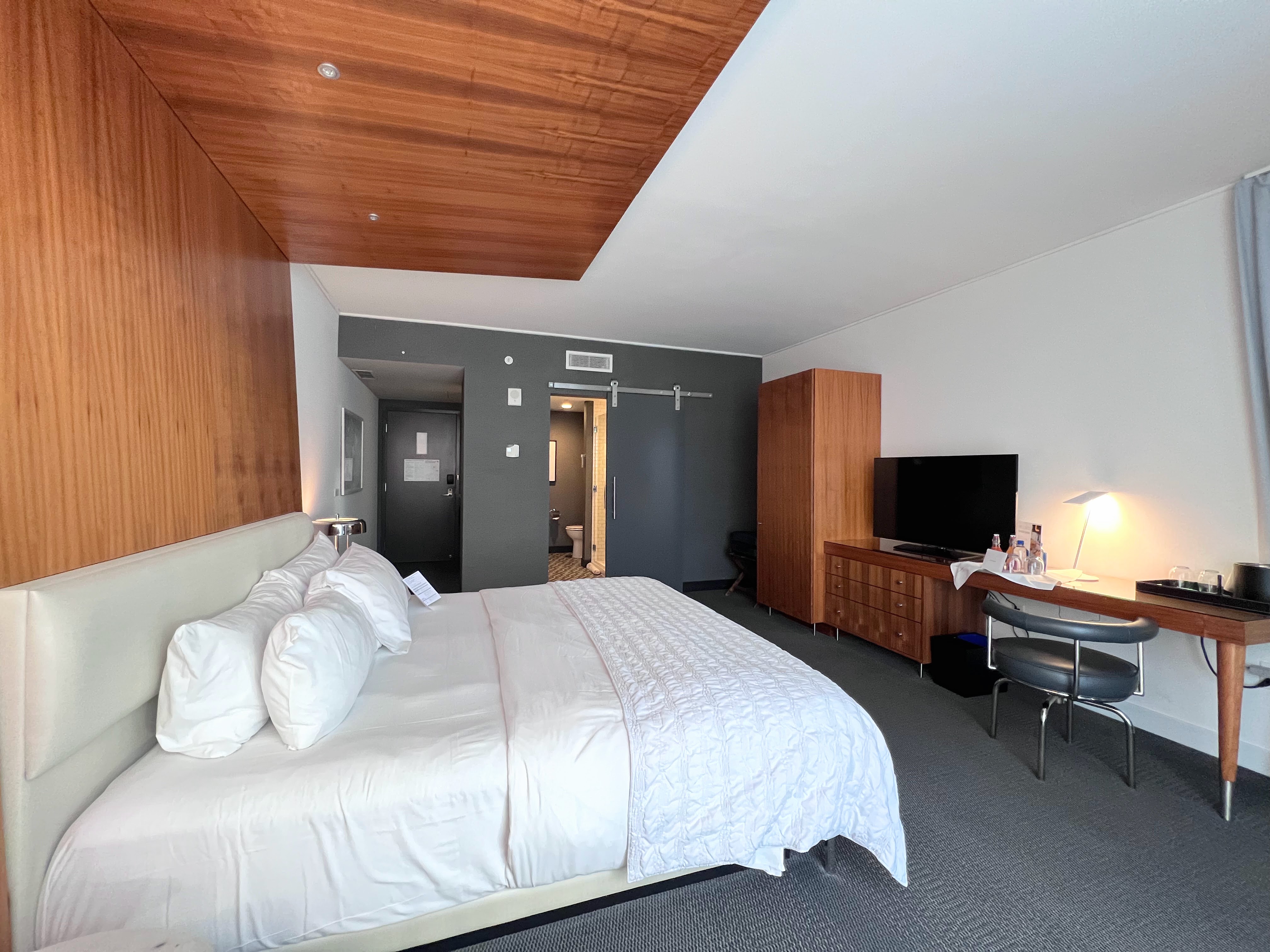 Le Meridien Columbus The Joseph king guest room city view
