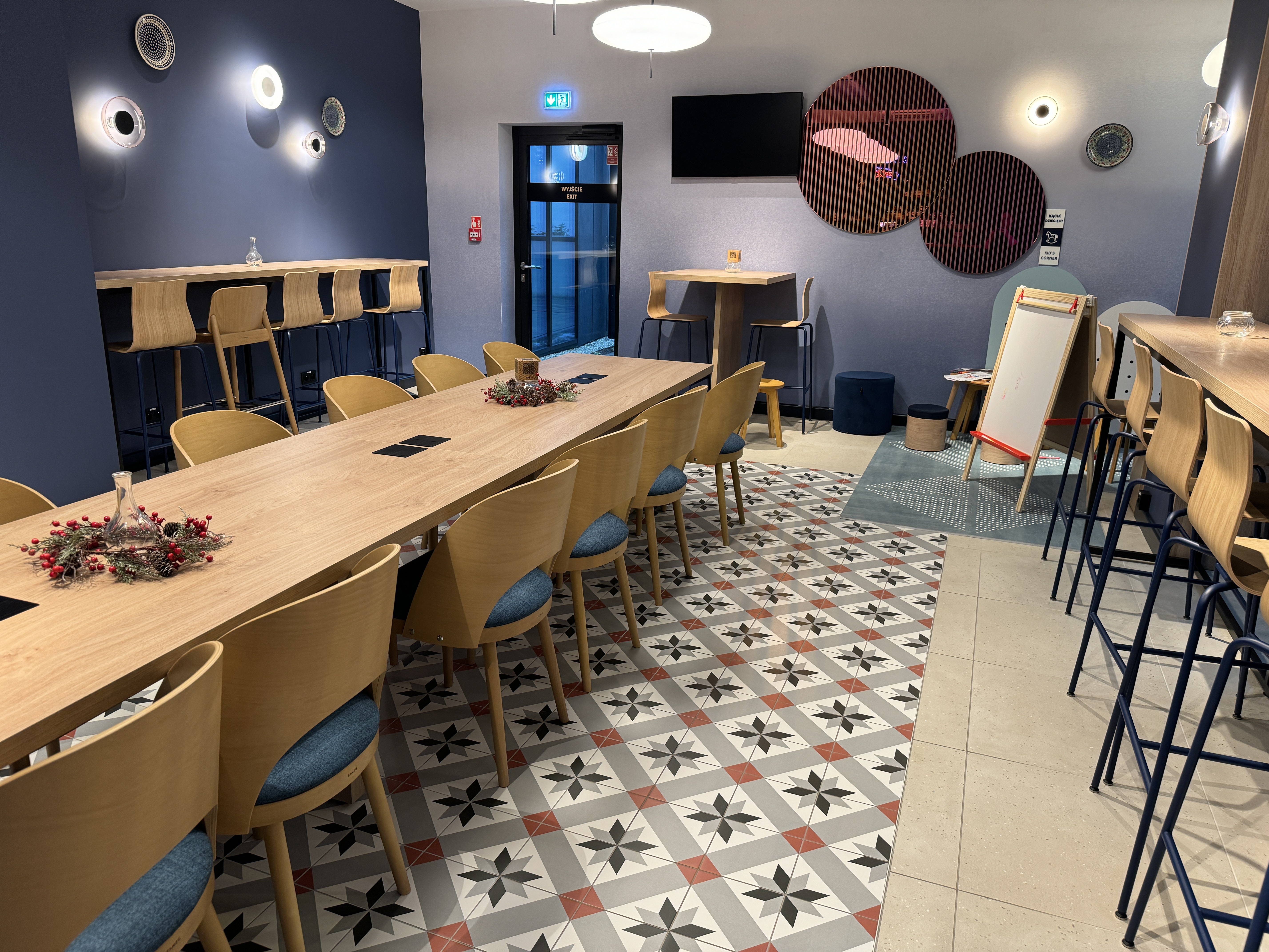 MEININGER Krakow Centrum dining long table MEININGER Krakow Centrum dining long table