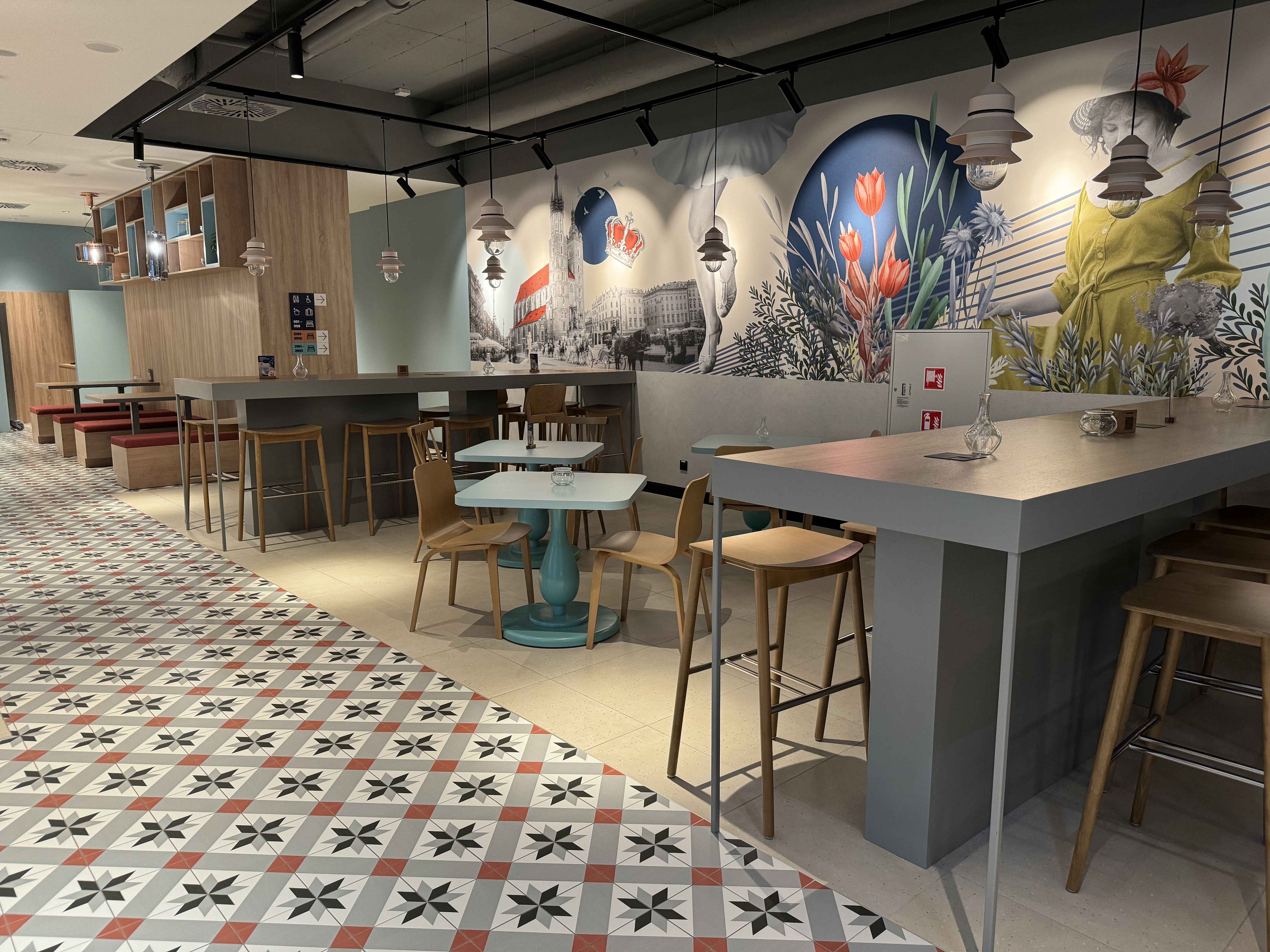 MEININGER Krakow Centrum dining tables wall MEININGER Krakow Centrum dining tables wall