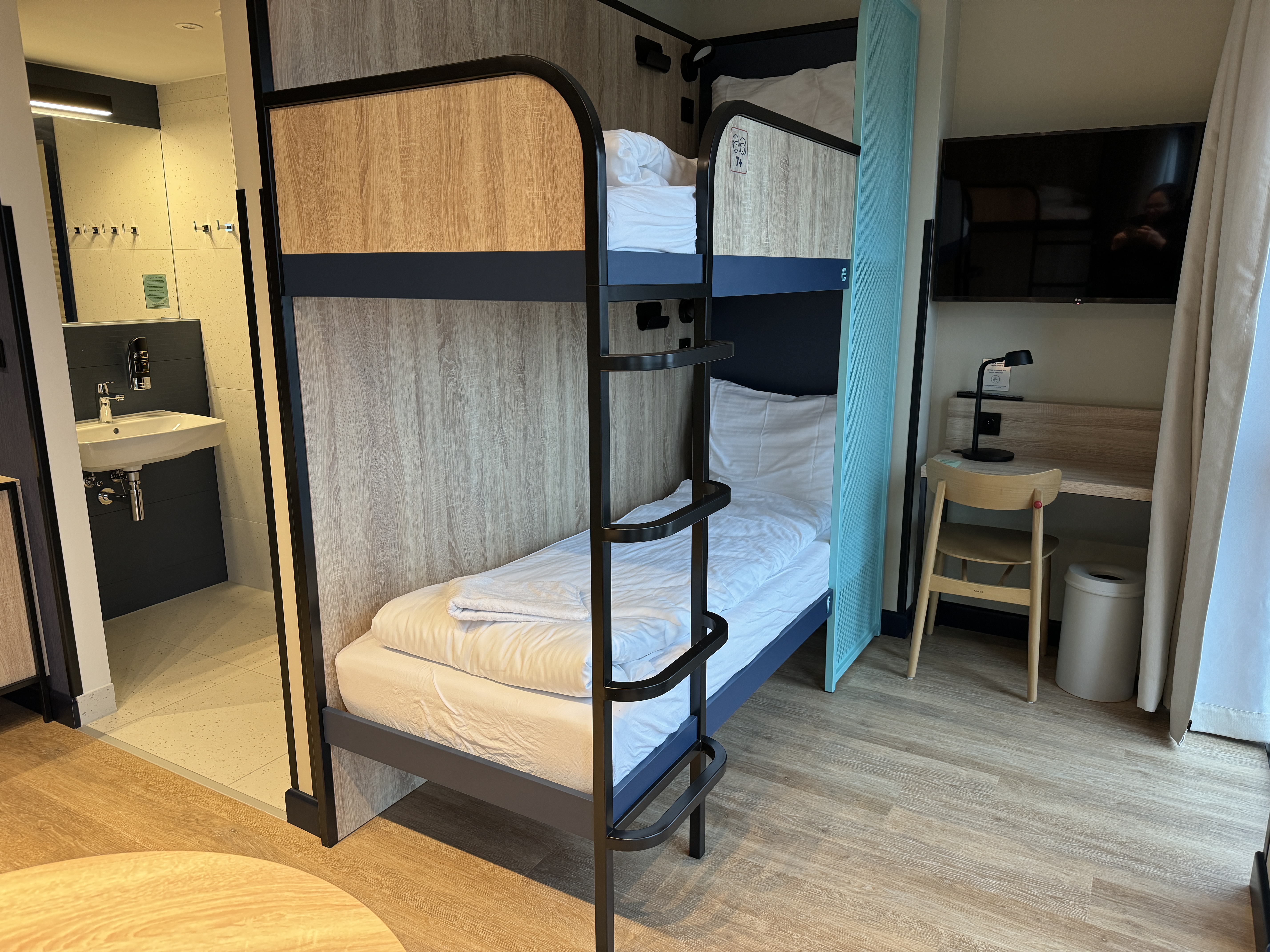MEININGER Krakow Centrum family room bunk desk sink MEININGER Krakow Centrum family room bunk desk sink
