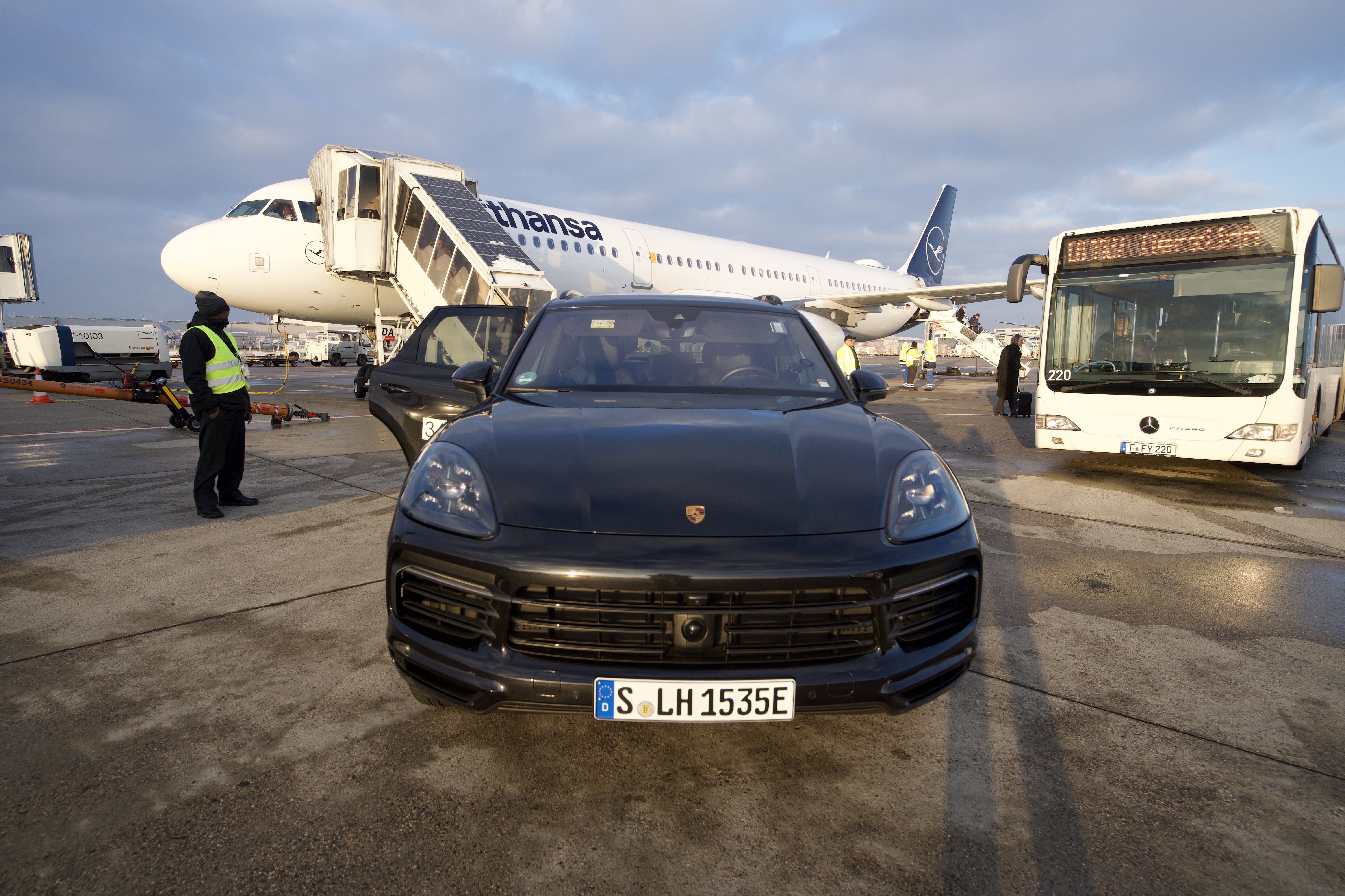 Porsche at FRA to first class terminal LH F
