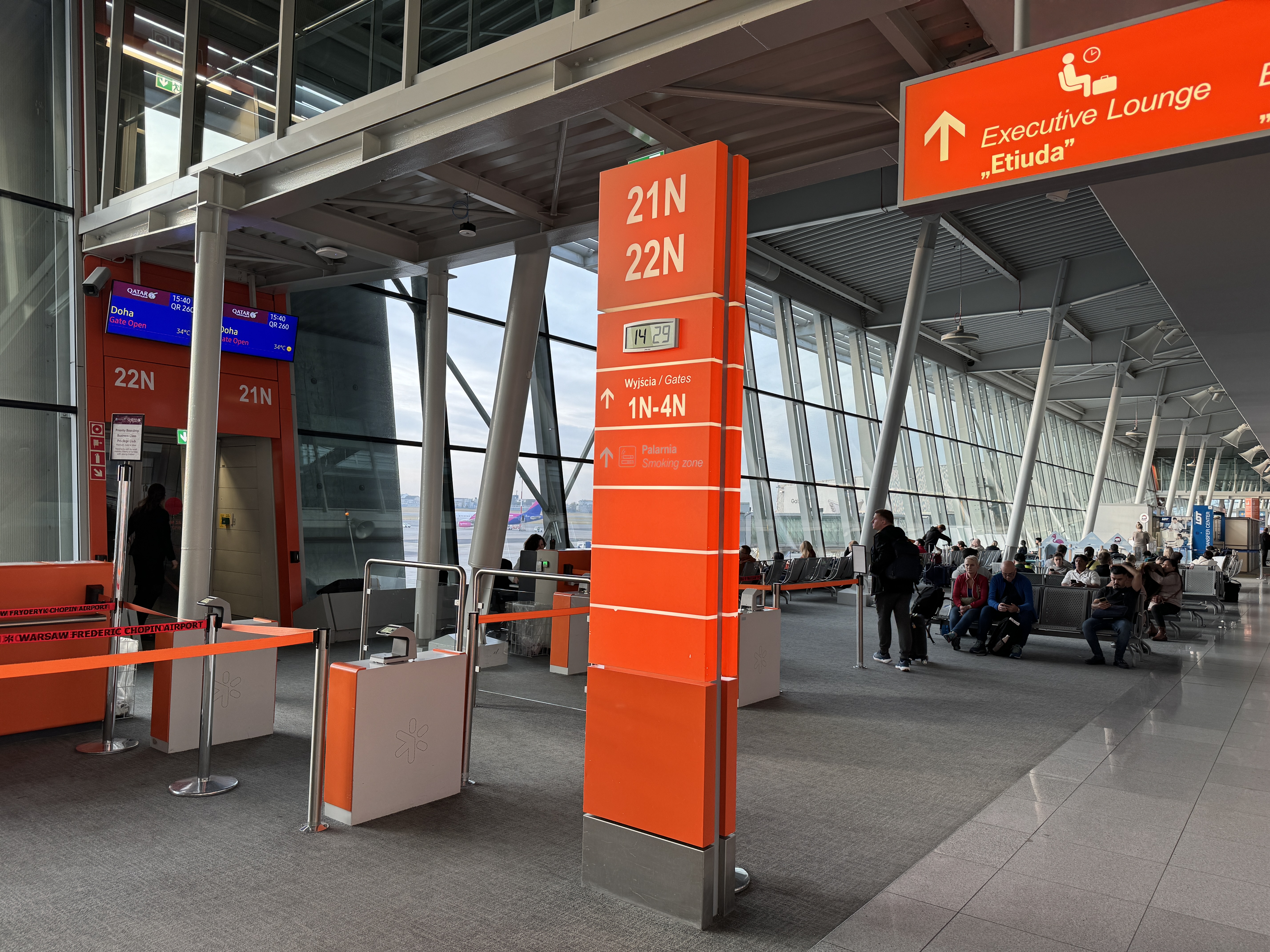Qatar Airways Warsaw Airport 21N 22N Qatar Airways Warsaw Airport 21N 22N