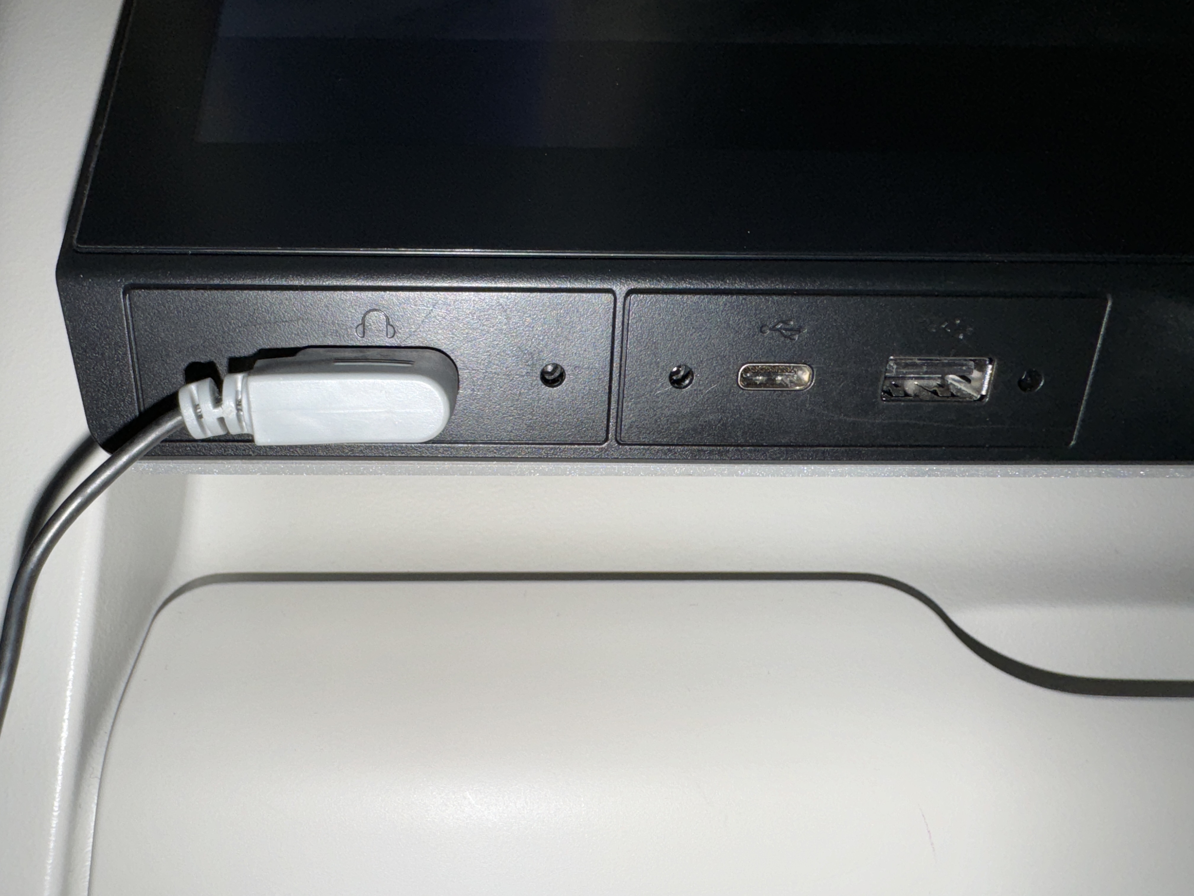 Qatar Airways economy WAW DOH 787 IFE input Qatar Airways economy WAW DOH 787 IFE input