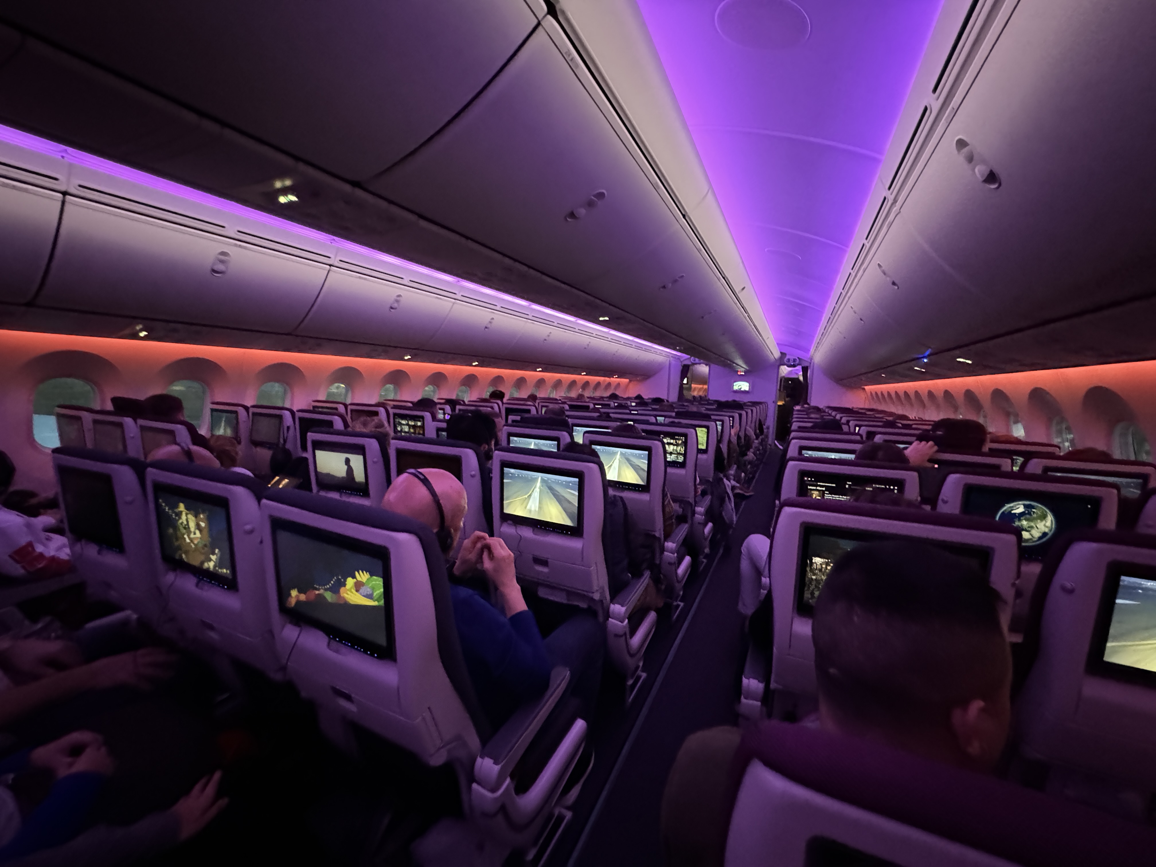 Qatar Airways economy WAW DOH 787 dim lighting Qatar Airways economy WAW DOH 787 dim lighting