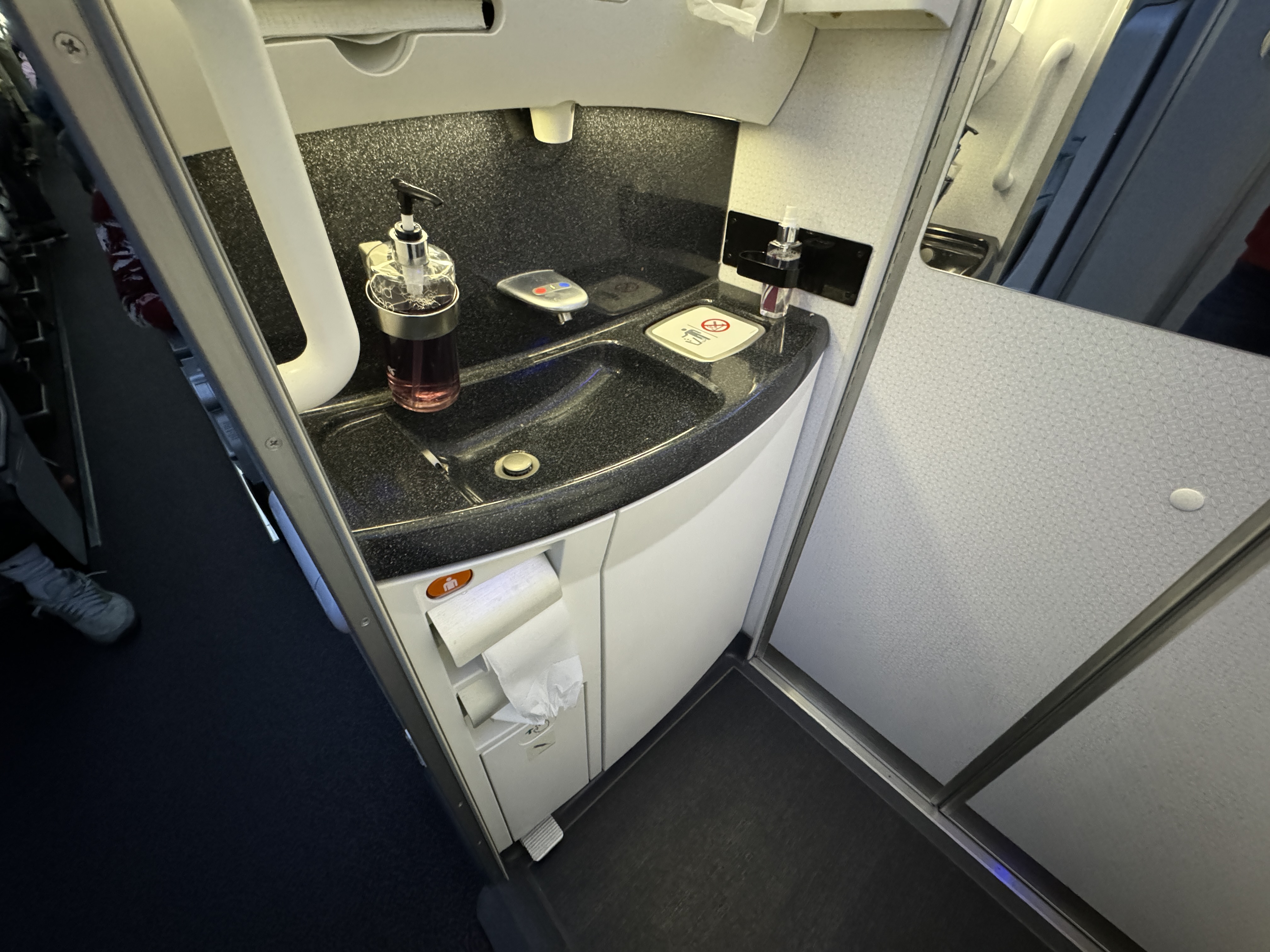 Qatar Airways economy WAW DOH 787 lavatory sink Qatar Airways economy WAW DOH 787 lavatory sink