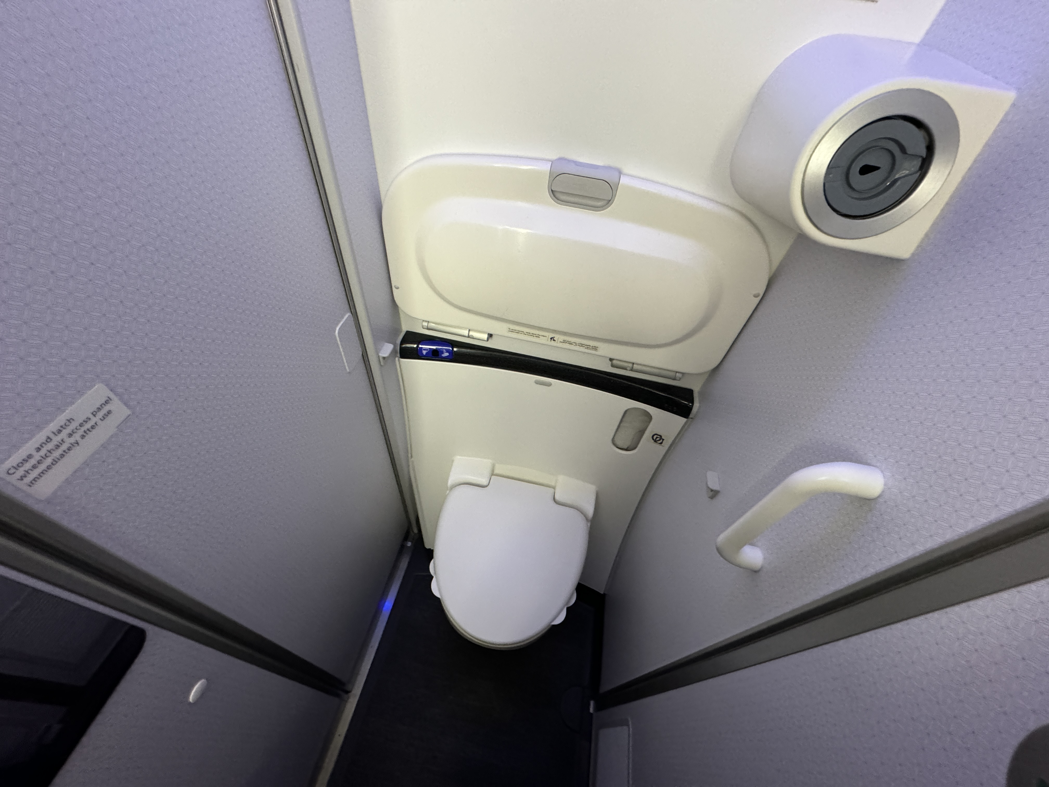 Qatar Airways economy WAW DOH 787 lavatory toilet Qatar Airways economy WAW DOH 787 lavatory toilet