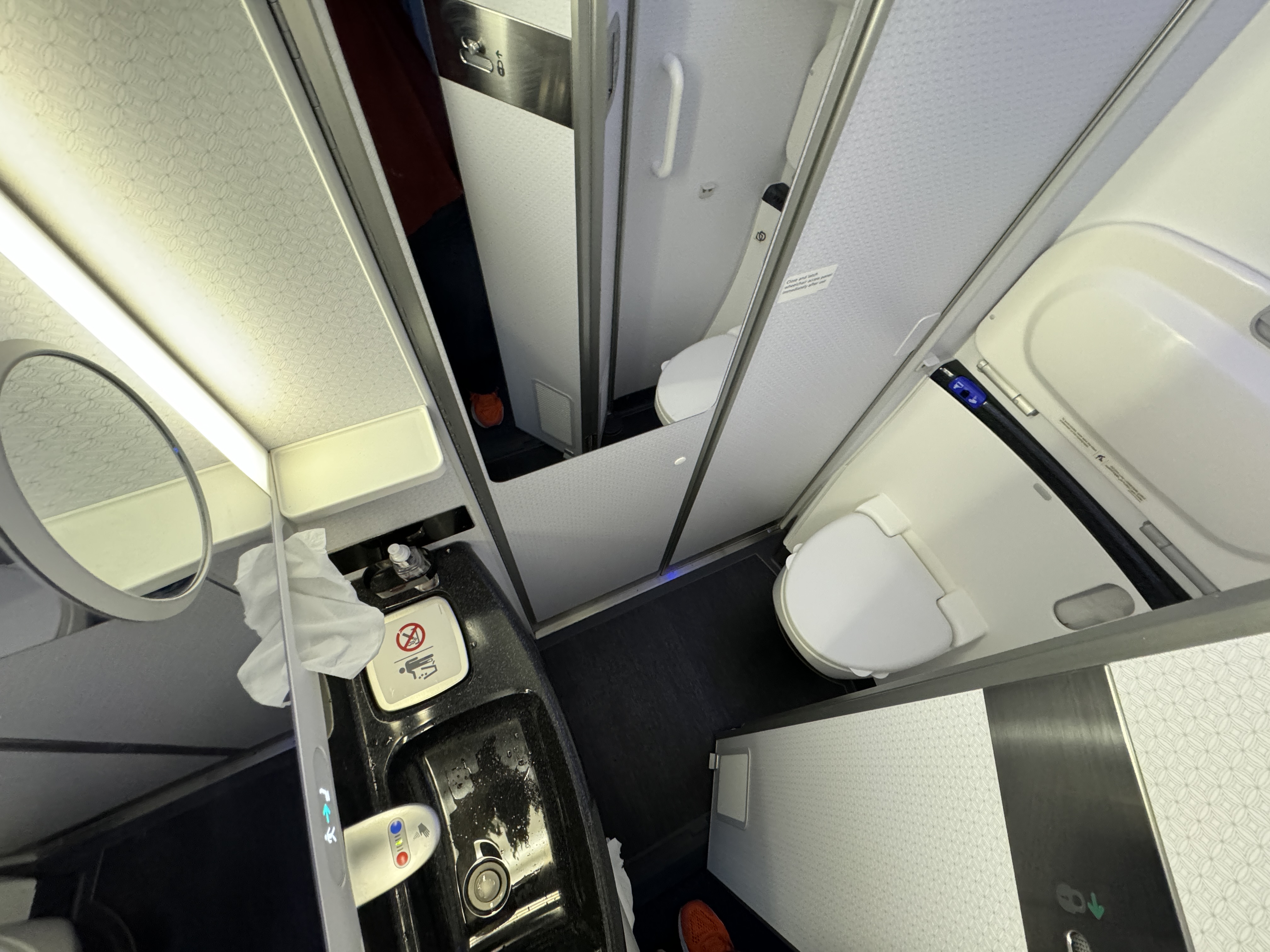 Qatar Airways economy WAW DOH 787 lavatory Qatar Airways economy WAW DOH 787 lavatory