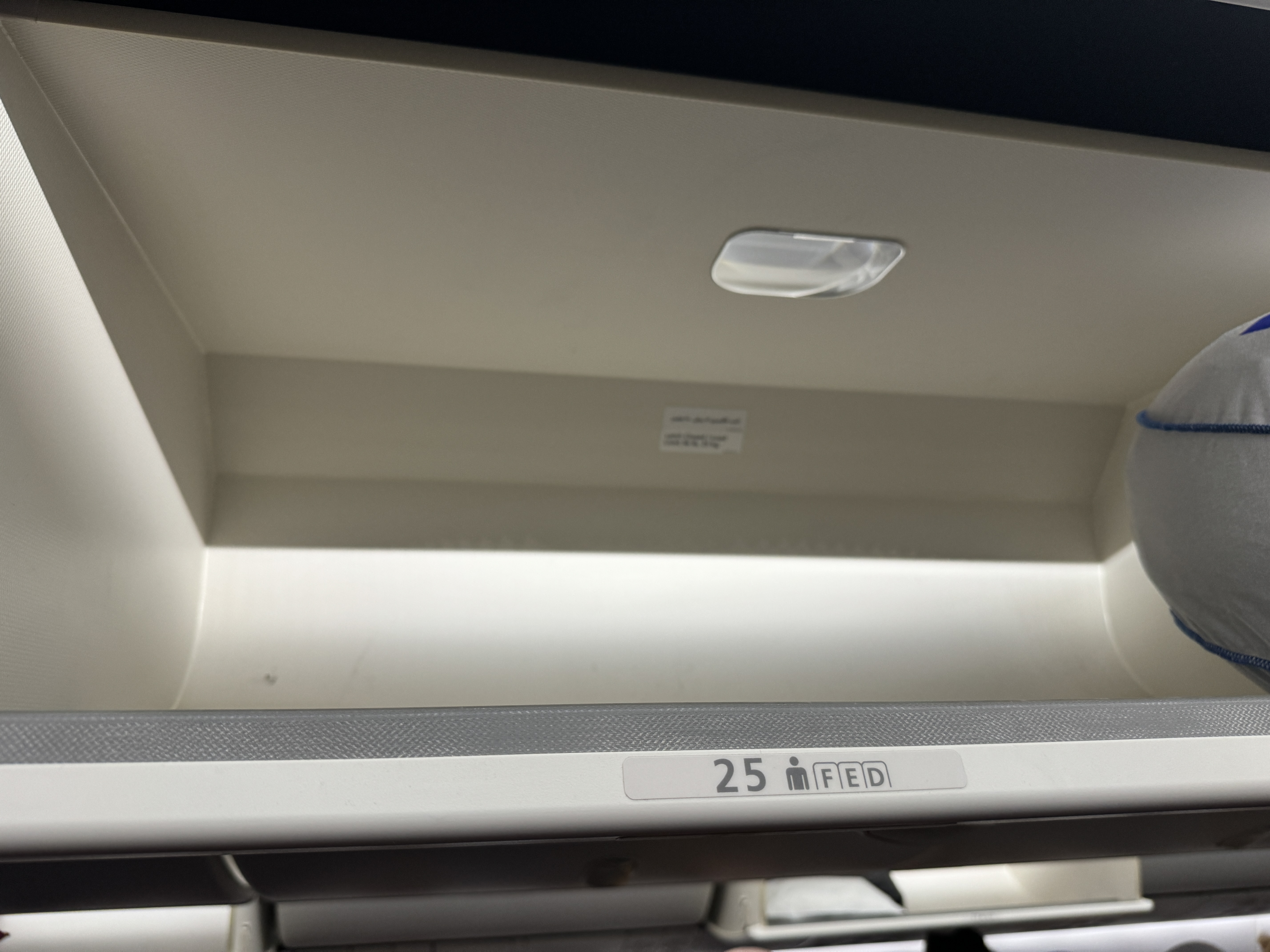 Qatar Airways economy WAW DOH 787 overhead storage Qatar Airways economy WAW DOH 787 overhead storage