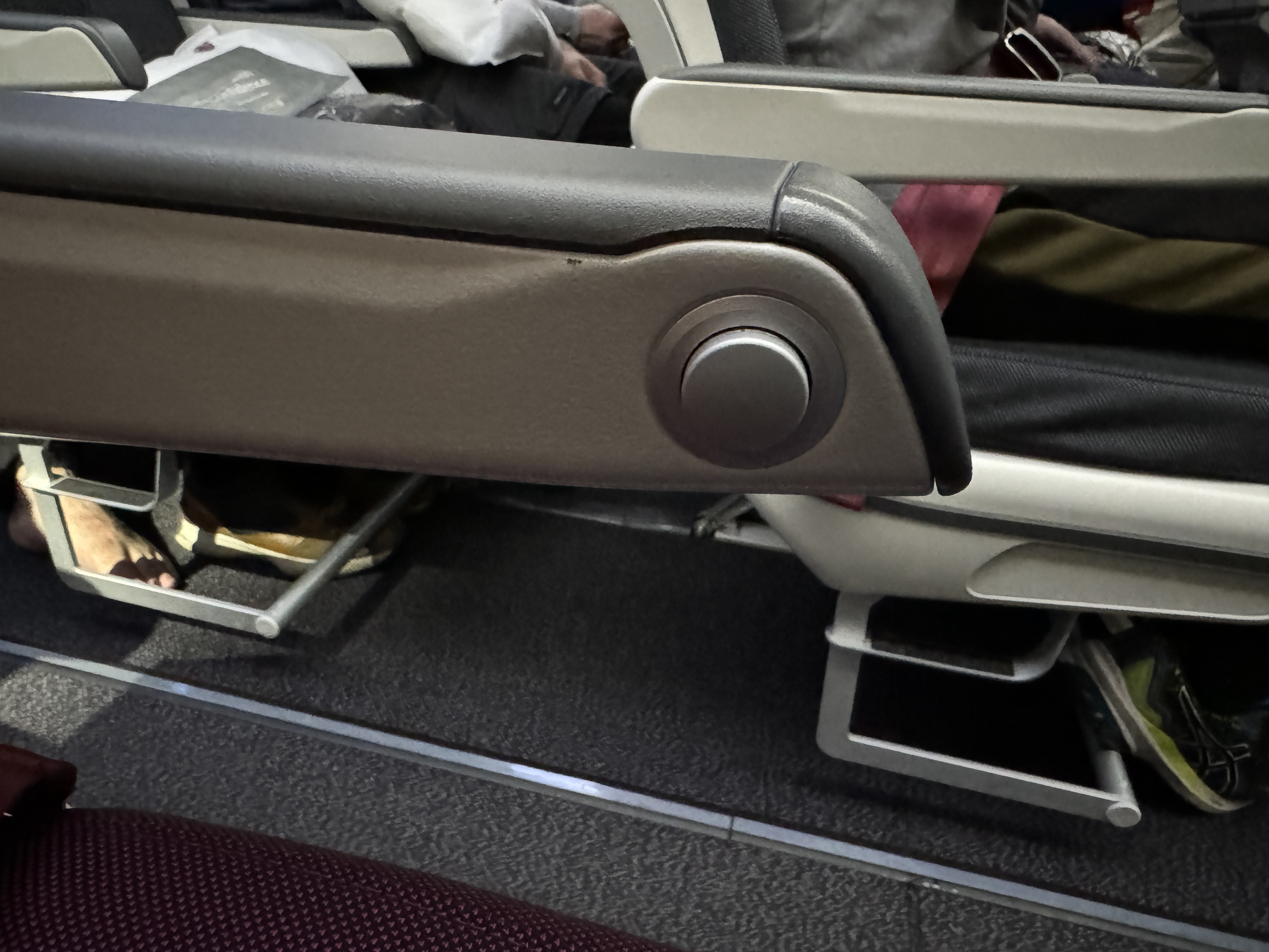 Qatar Airways economy WAW DOH 787 recline button Qatar Airways economy WAW DOH 787 recline button