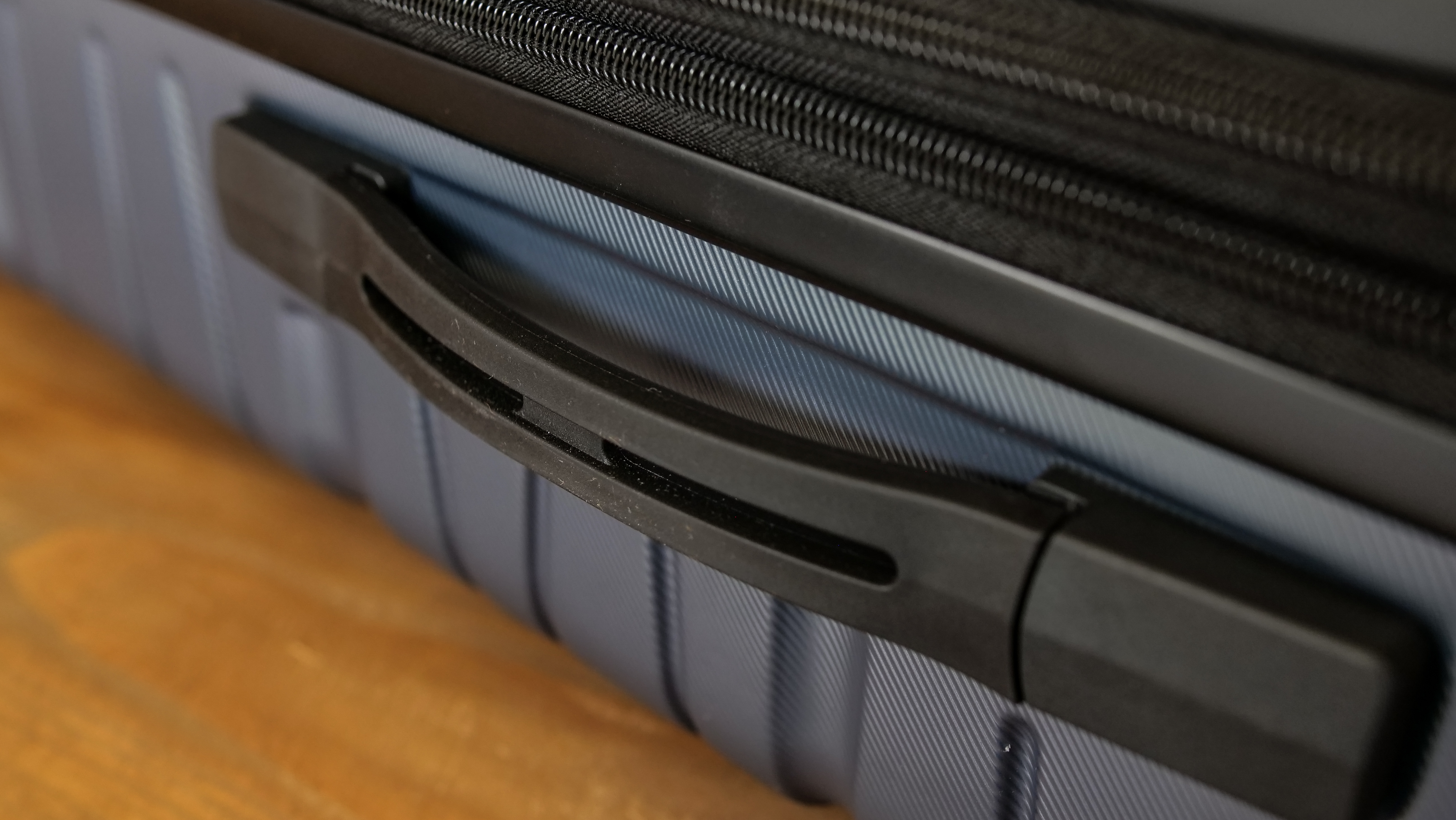 Samsonite Evolve SE Hardside handles Samsonite Evolve SE Hardside handles