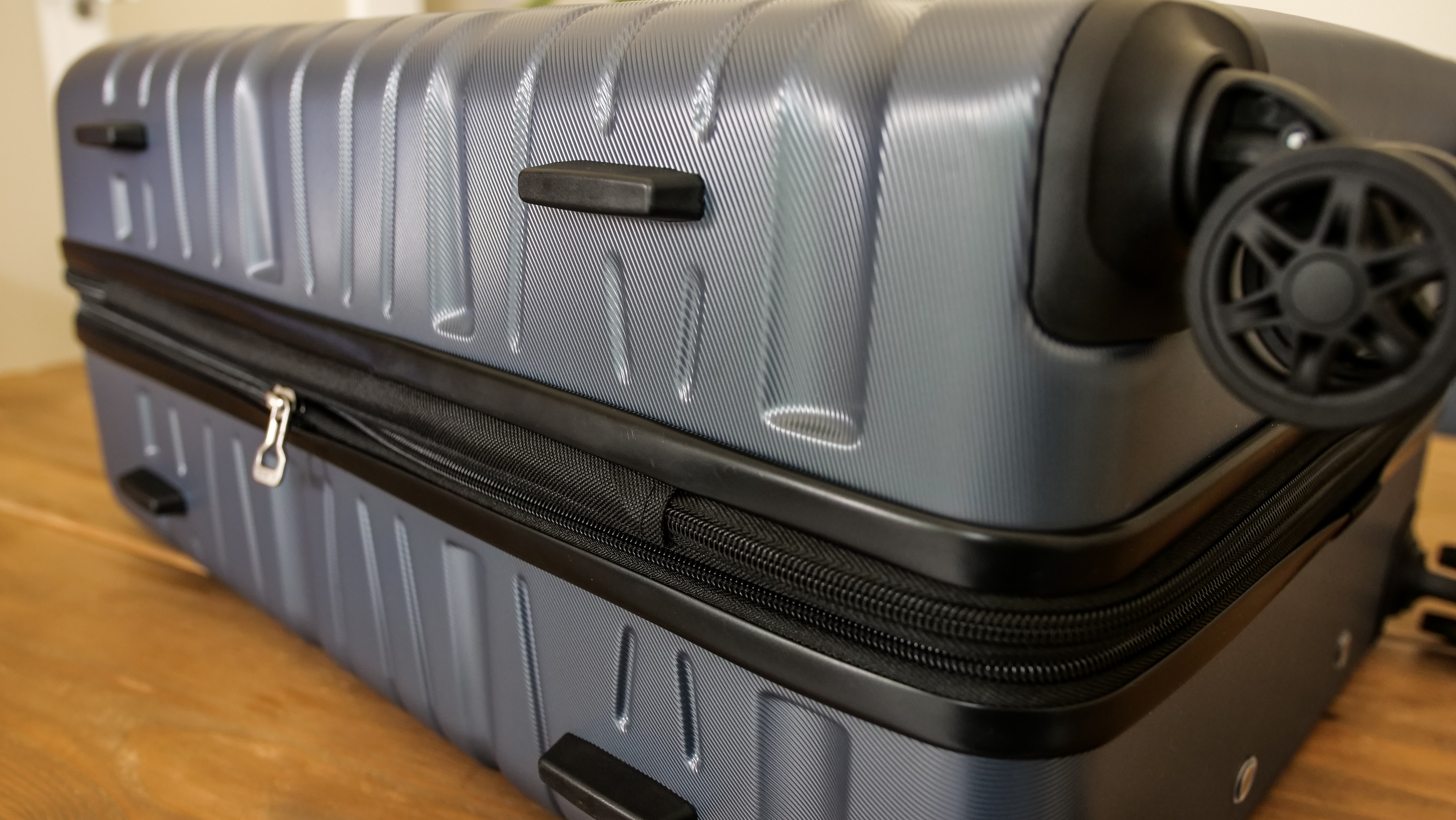Samsonite Evolve SE Hardside luggage feet Samsonite Evolve SE Hardside luggage feet