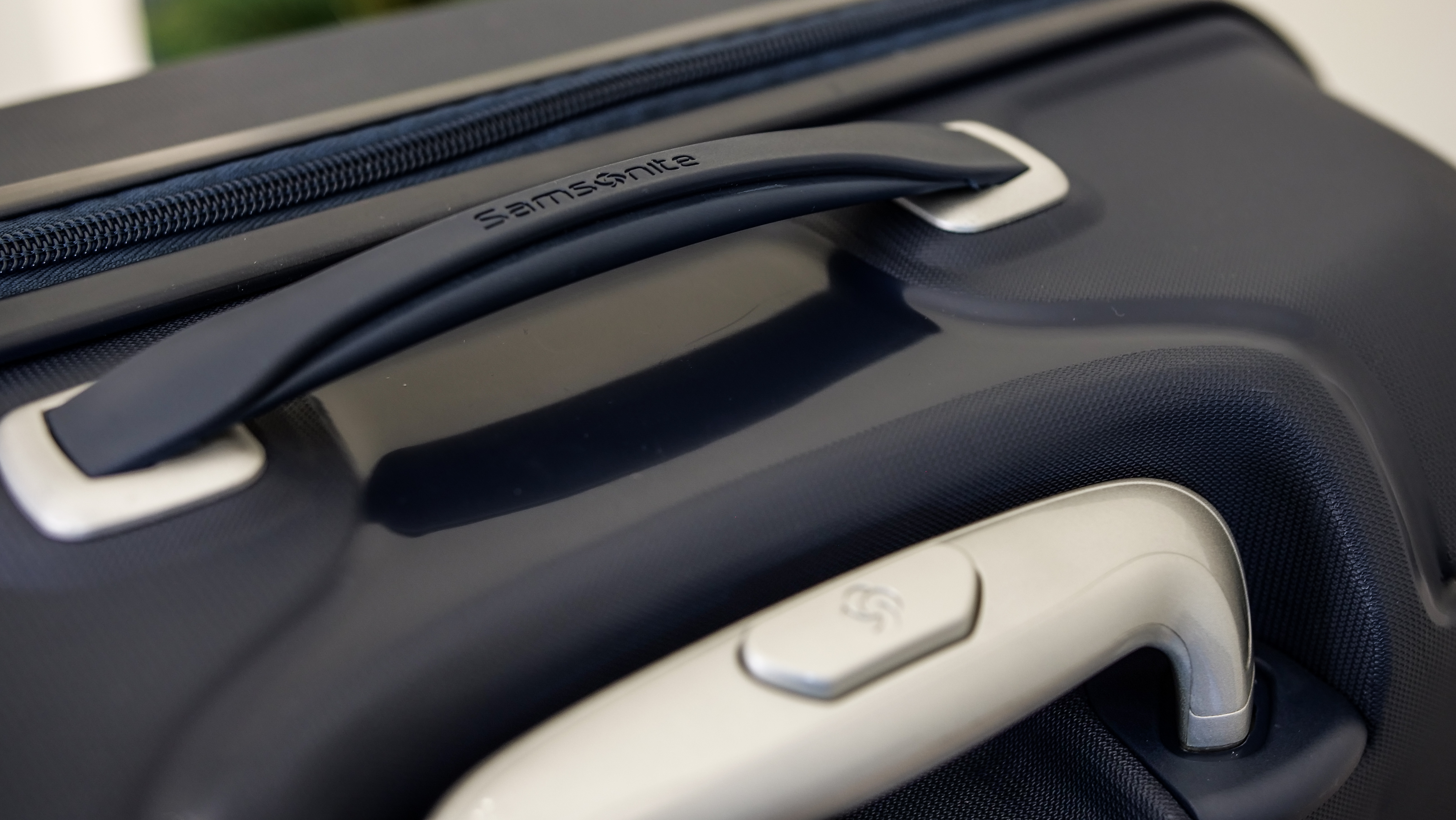 Samsonite Flux Hardside handles