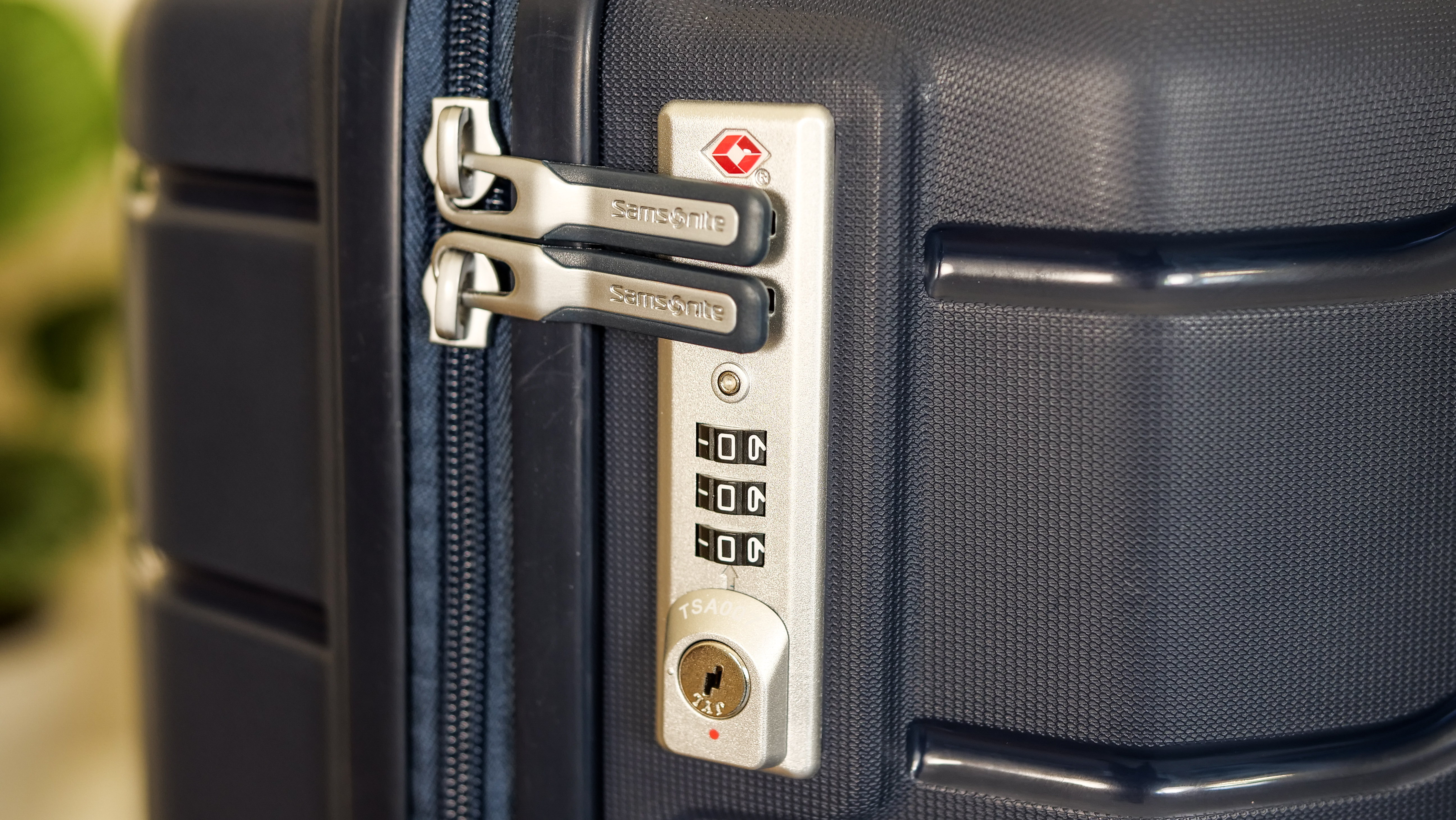 Samsonite Flux Hardside lock
