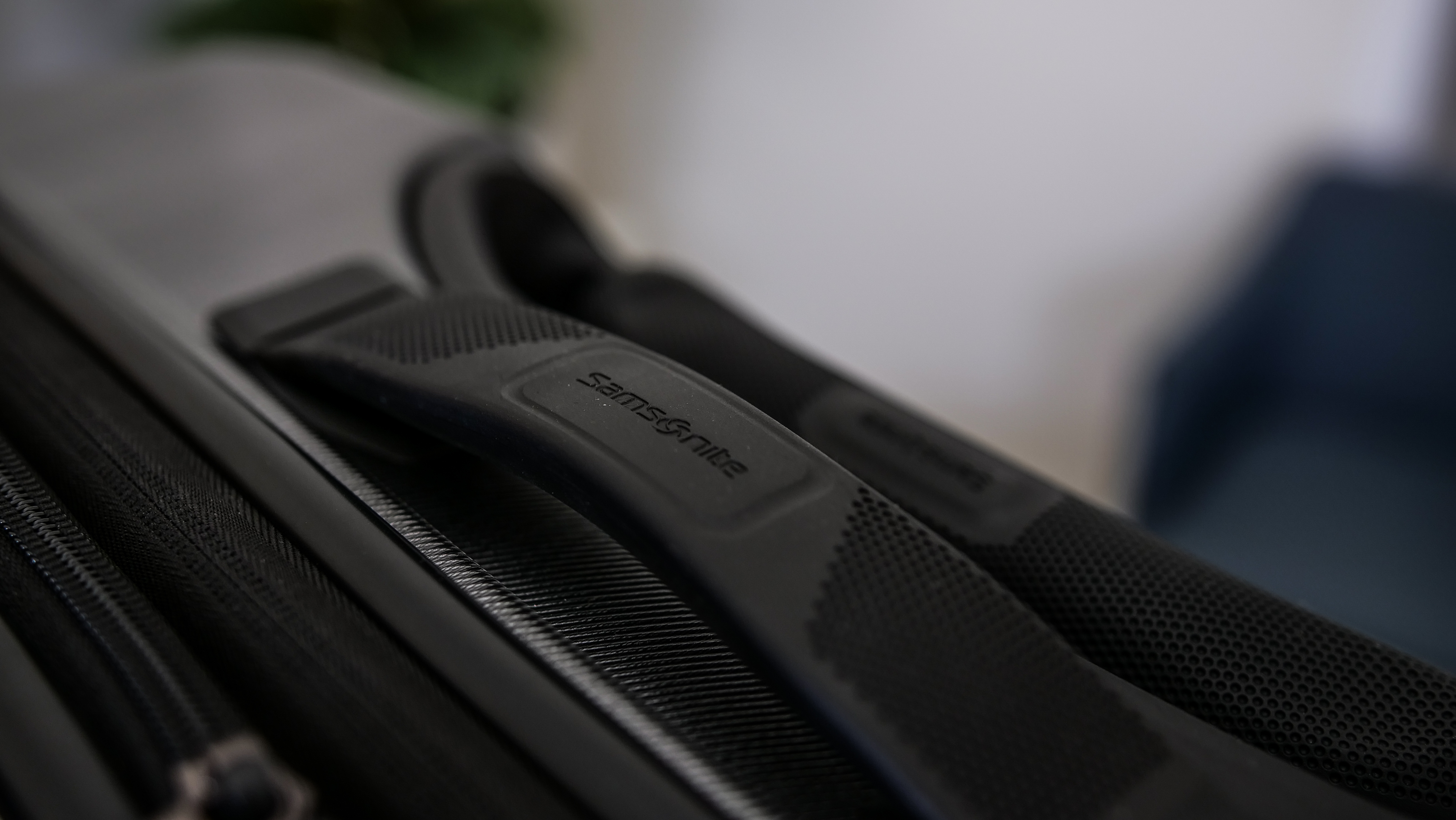 Samsonite Stryde 2 Hardside Glider carry handle