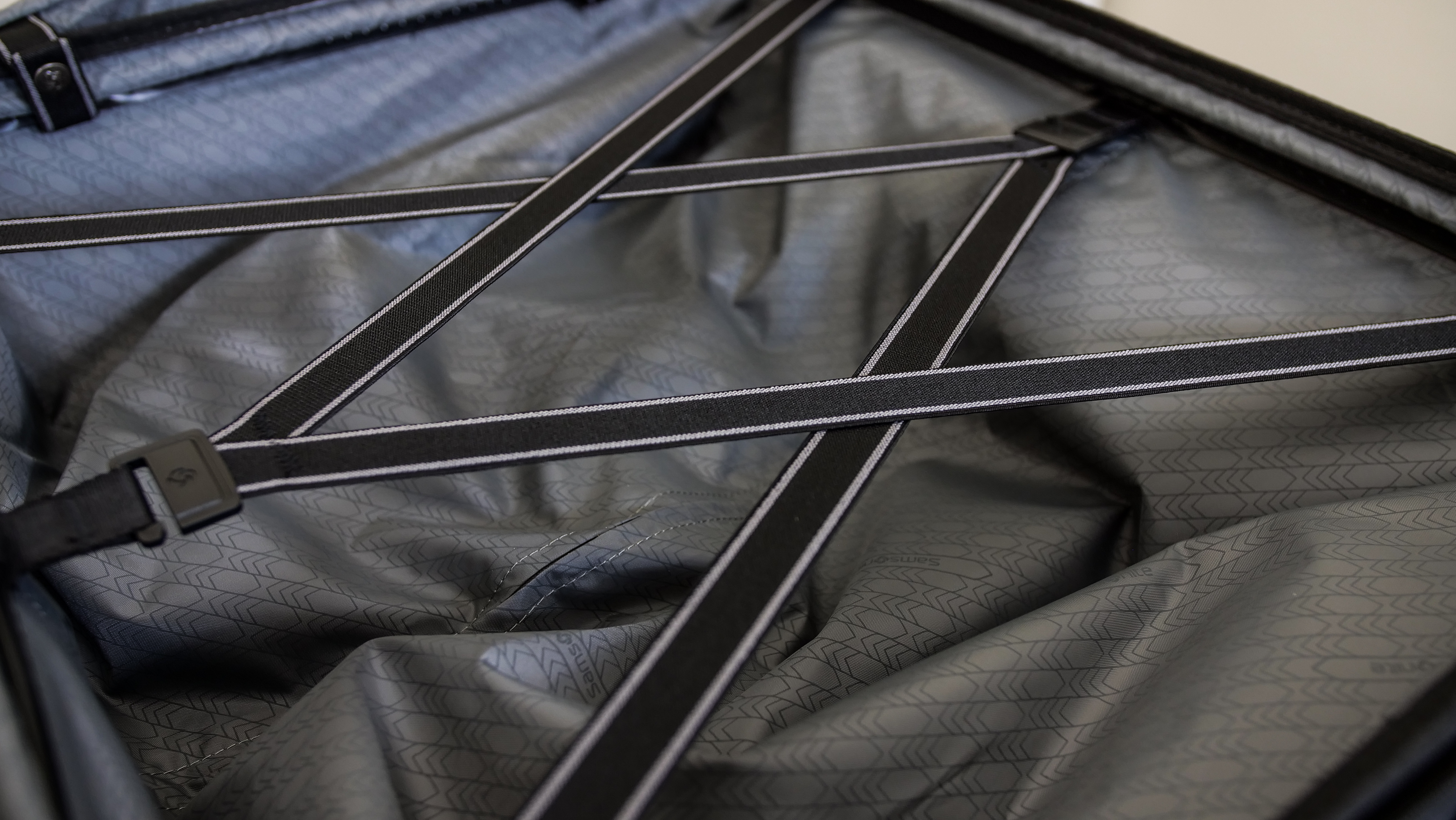 Samsonite Stryde 2 Hardside Glider compression straps