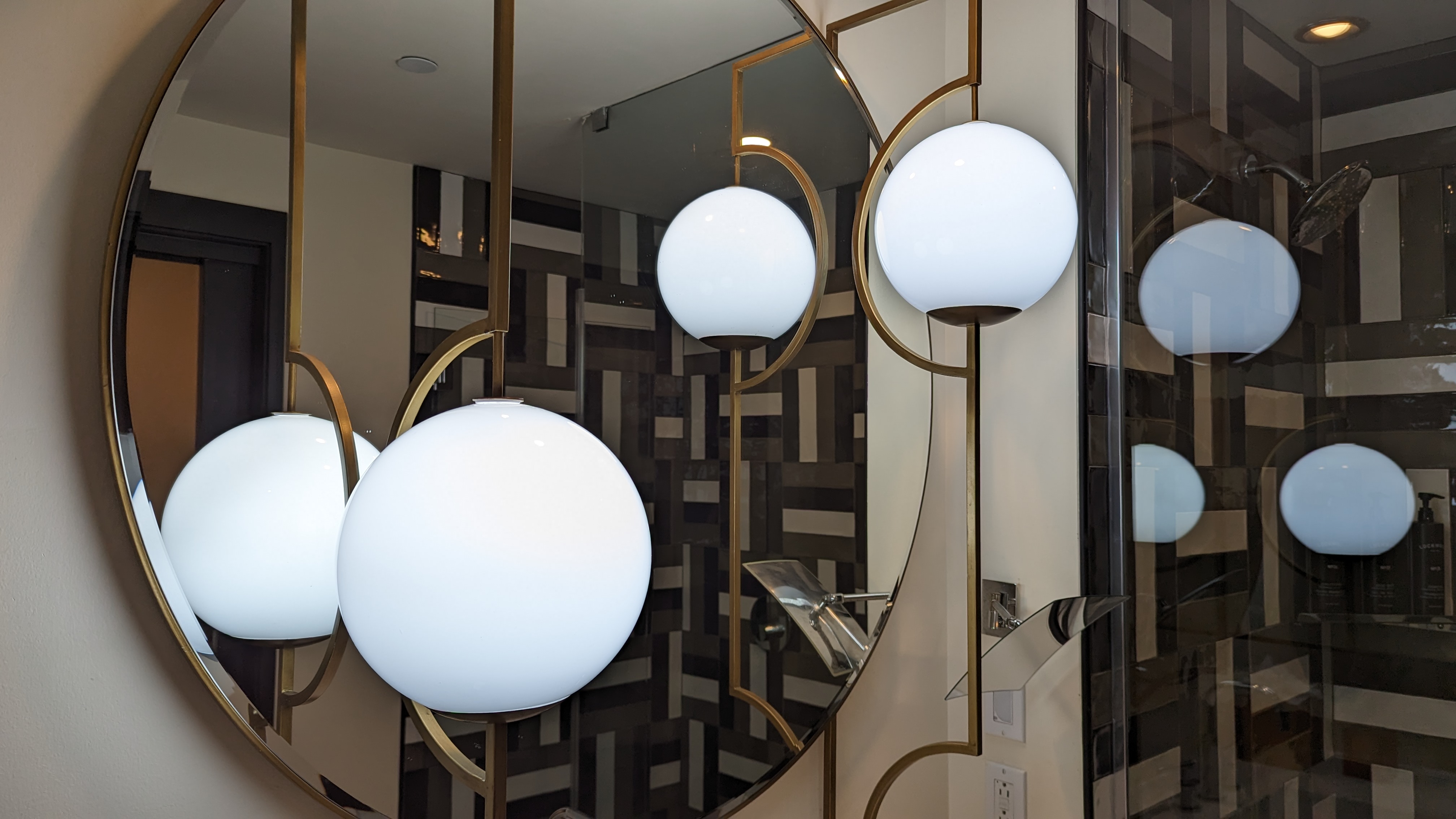 The Troubadour Hotel New Orleans guestroom bathroom lights