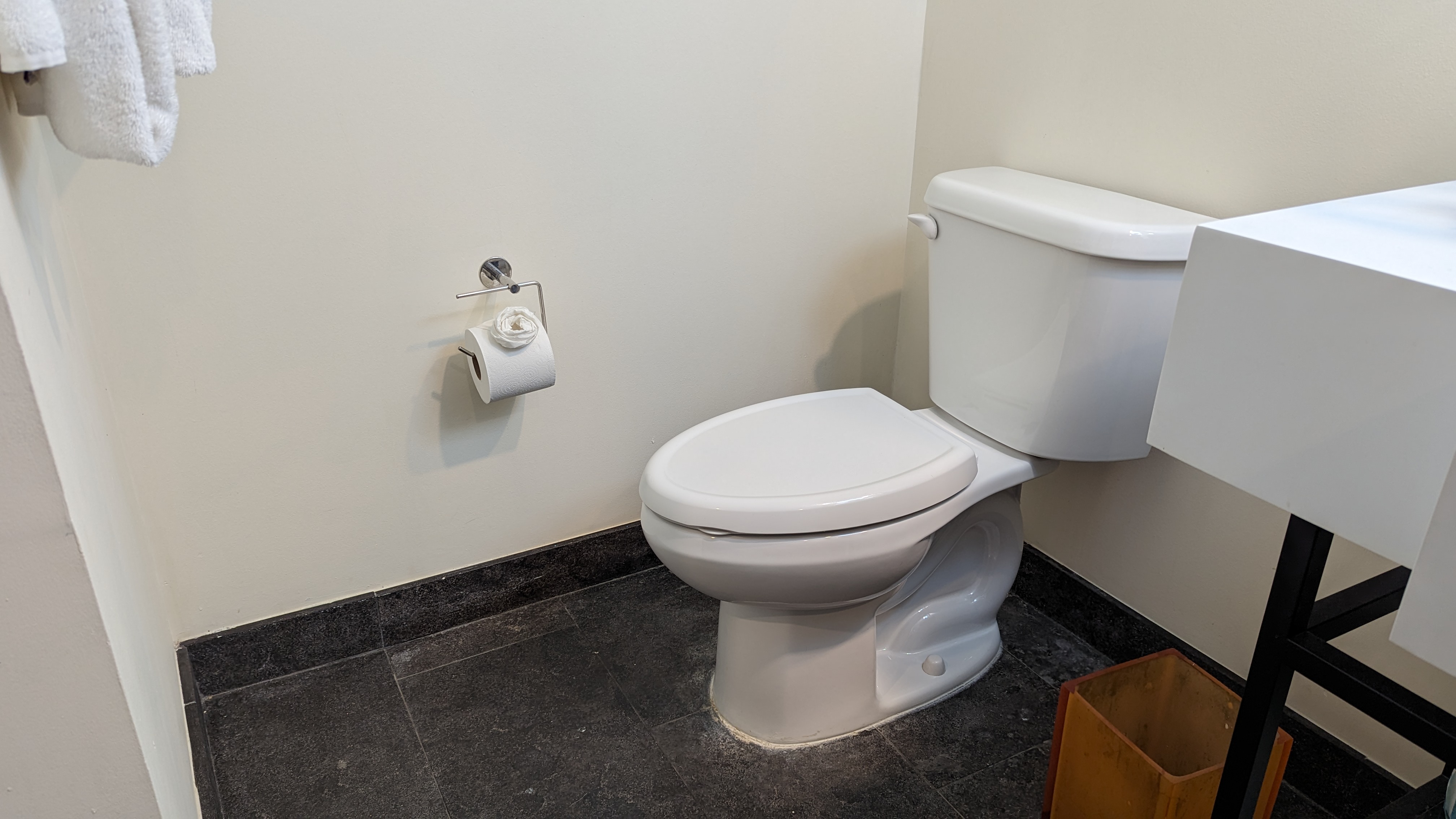 The Troubadour Hotel New Orleans guestroom bathroom toilet