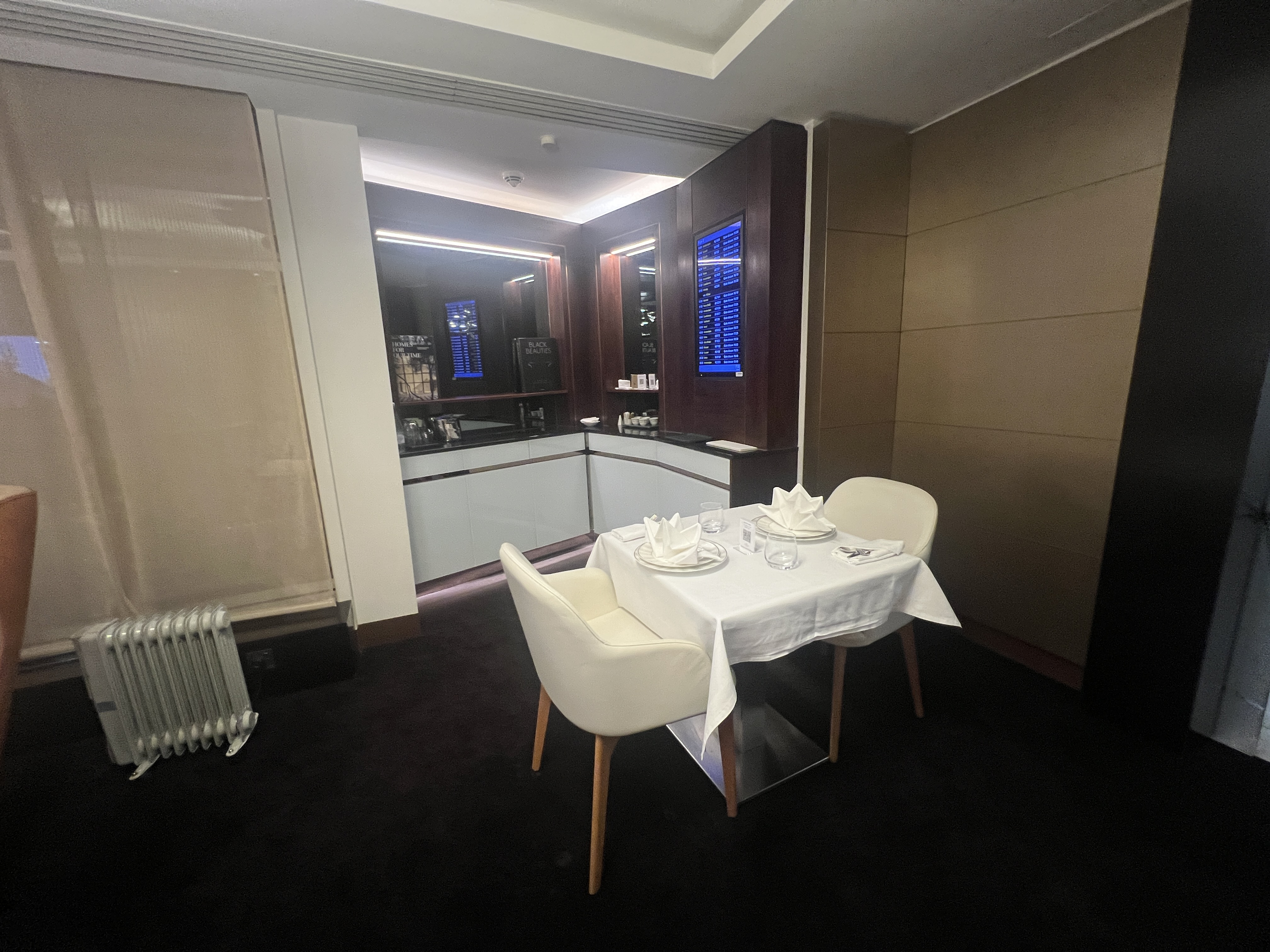 Etihad Lounge LHR Private Room Table Etihad Lounge LHR Private Room Table