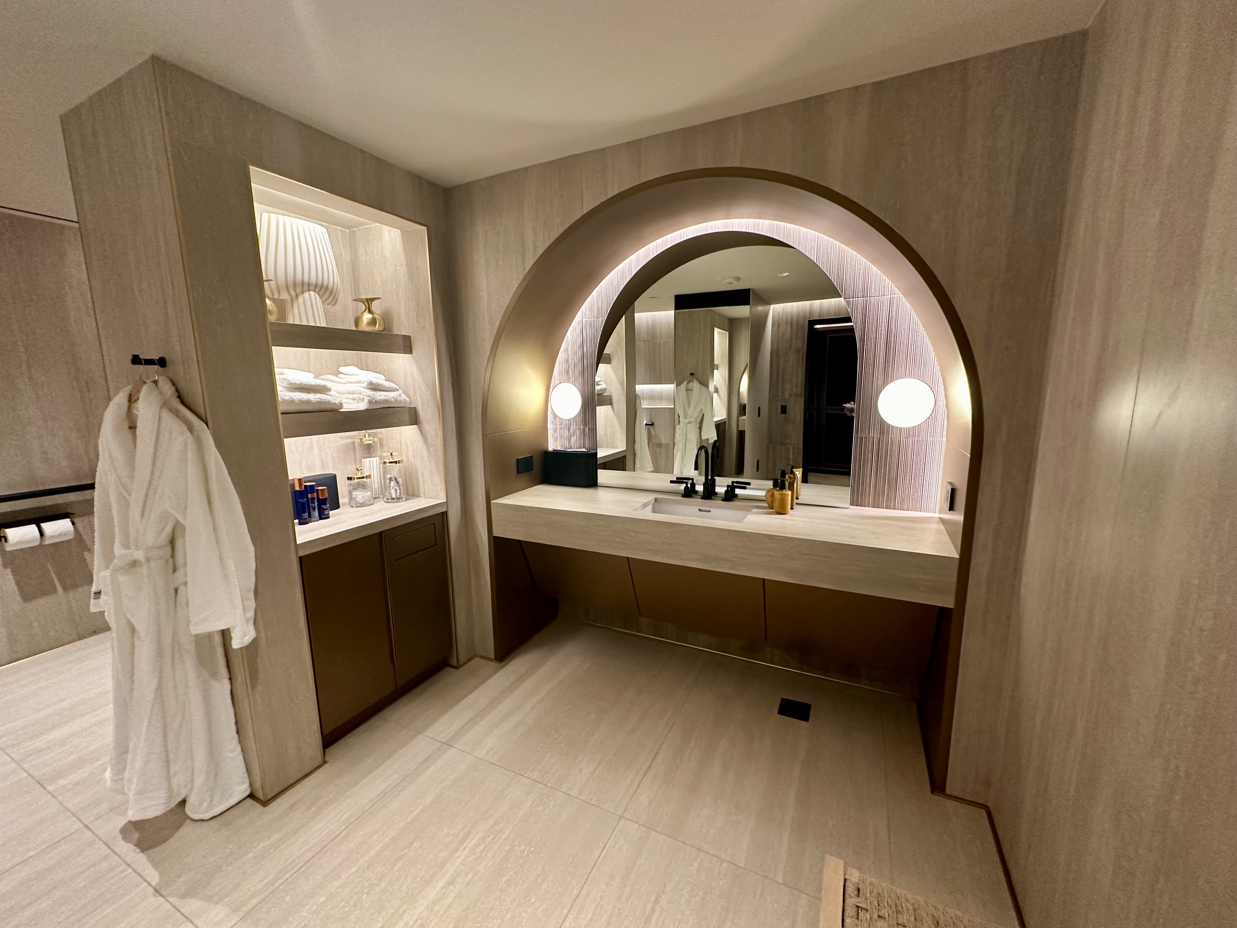 Chase Lounge Reserve Suite Private Bathroom