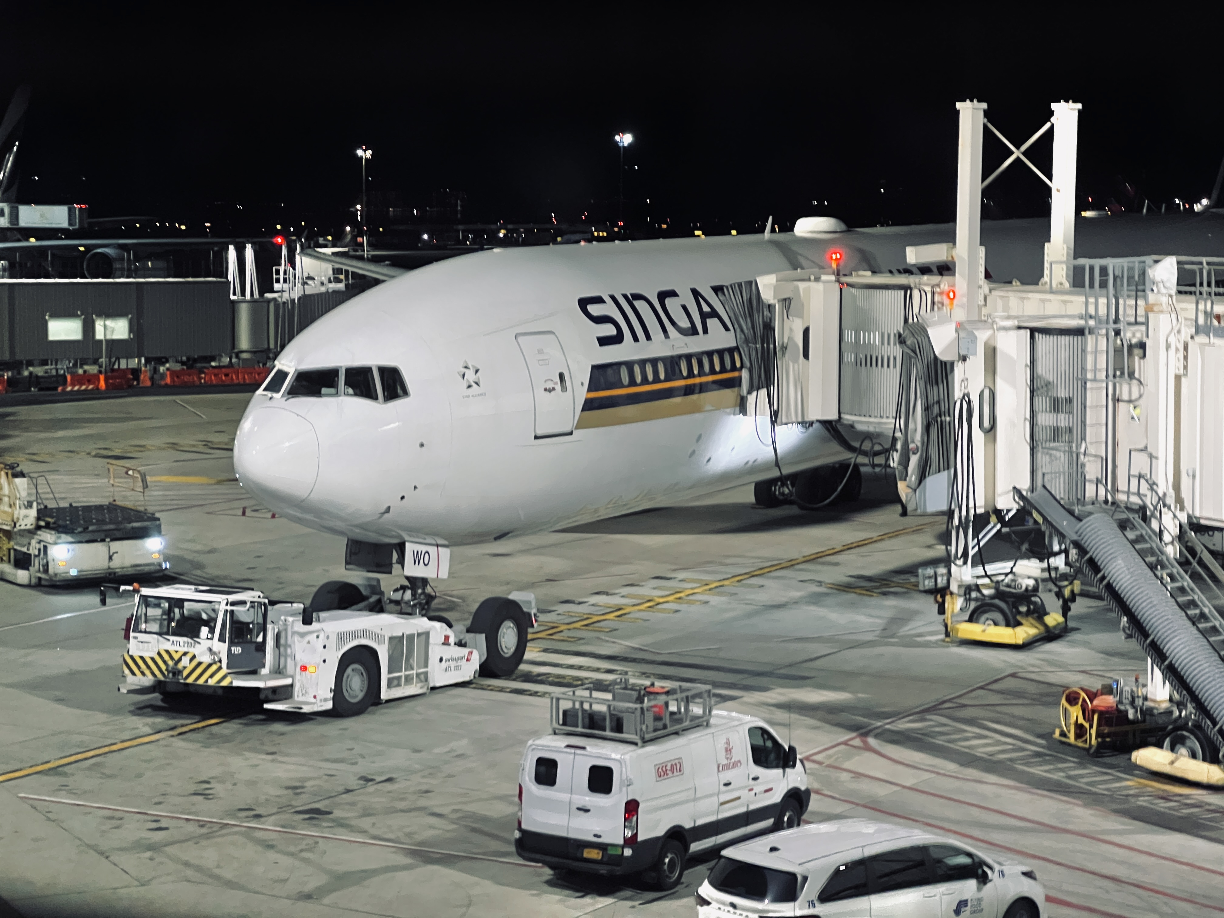 Singapore 777 300er at gate Singapore 777 300er at gate