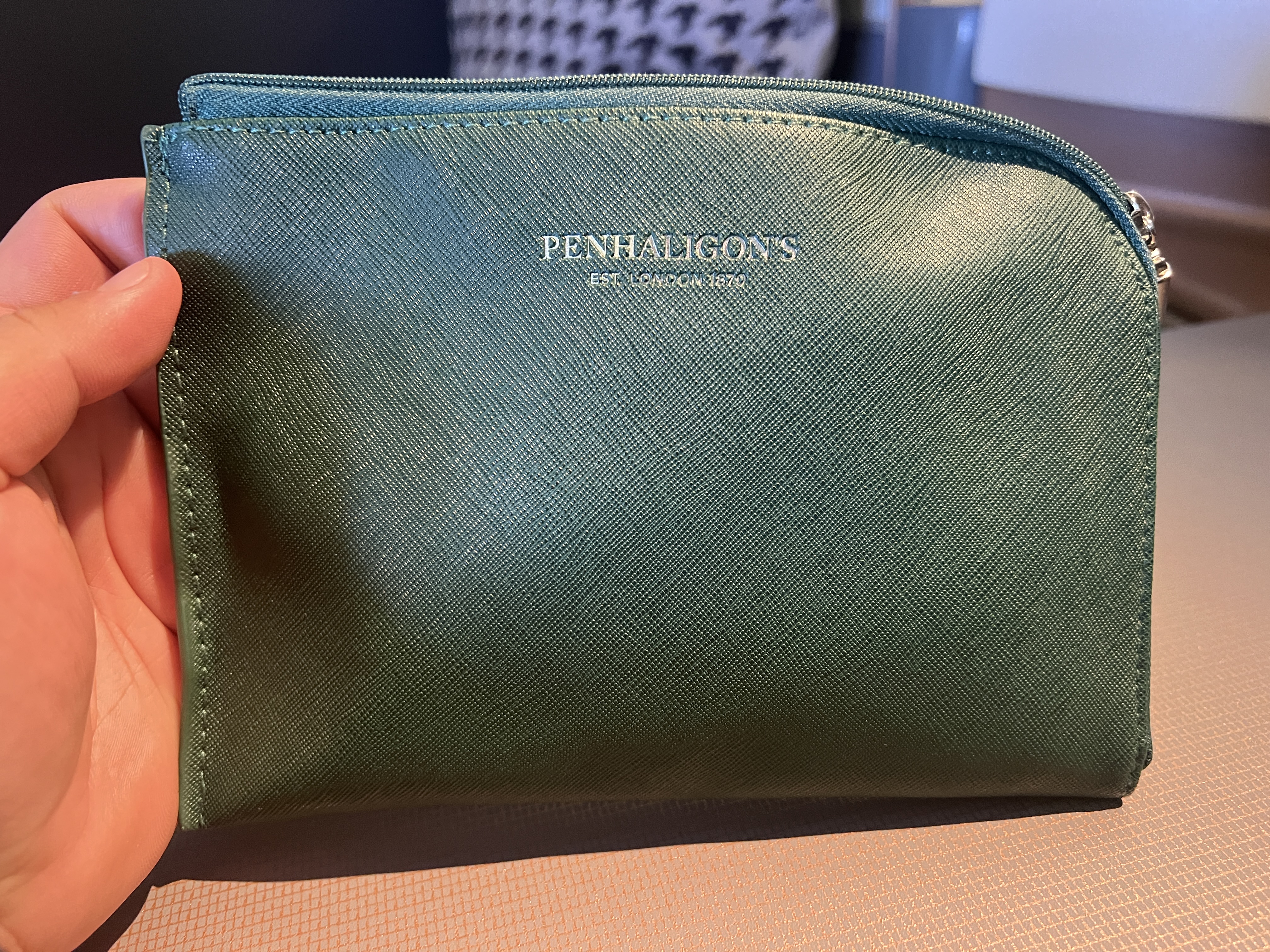 Singapore business 777 amenity kit outside Singapore business 777 amenity kit outside