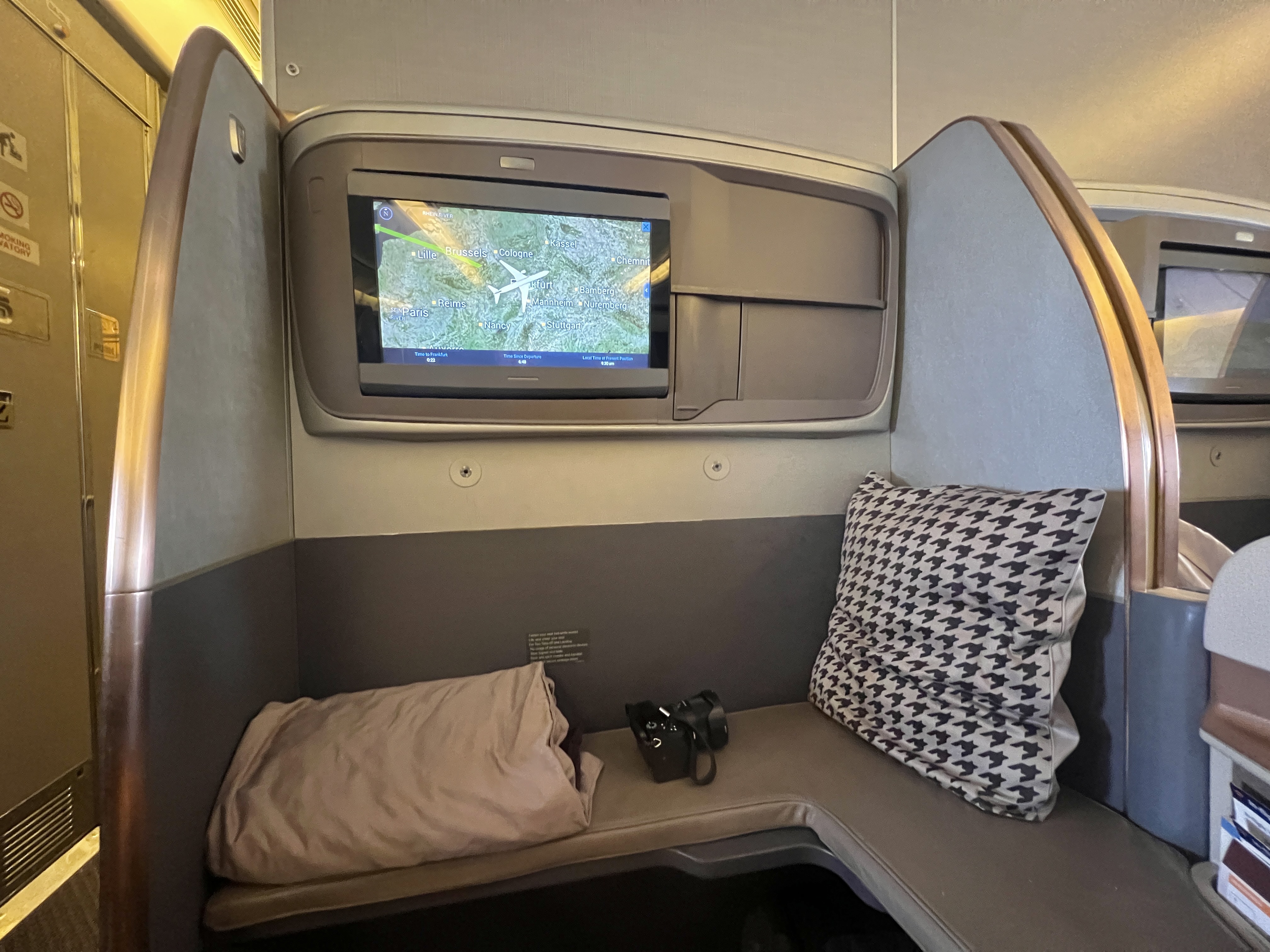 Singapore business 777 seat and storage Singapore business 777 seat and storage