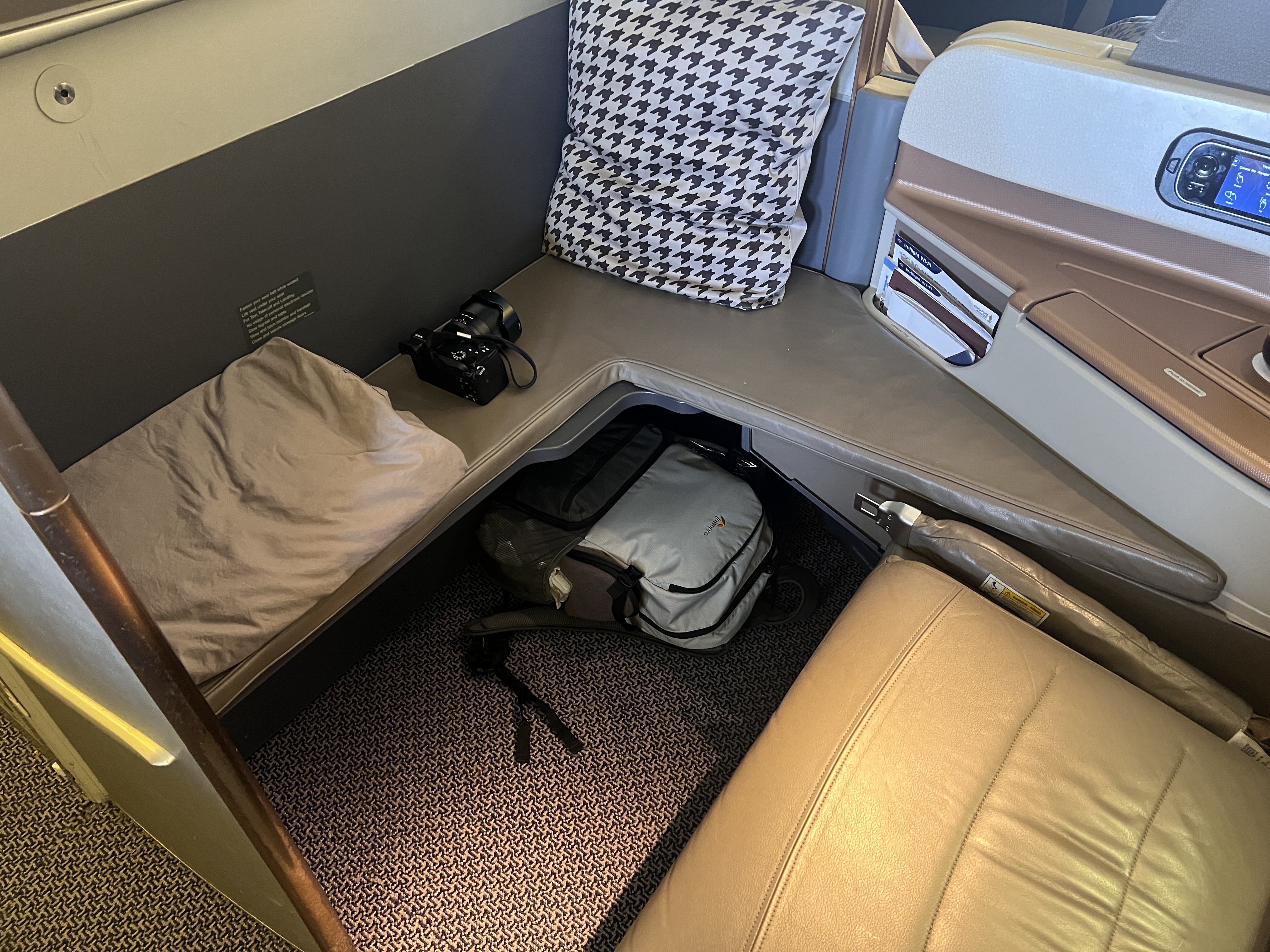 Singapore business 777 storage and footwell Singapore business 777 storage and footwell