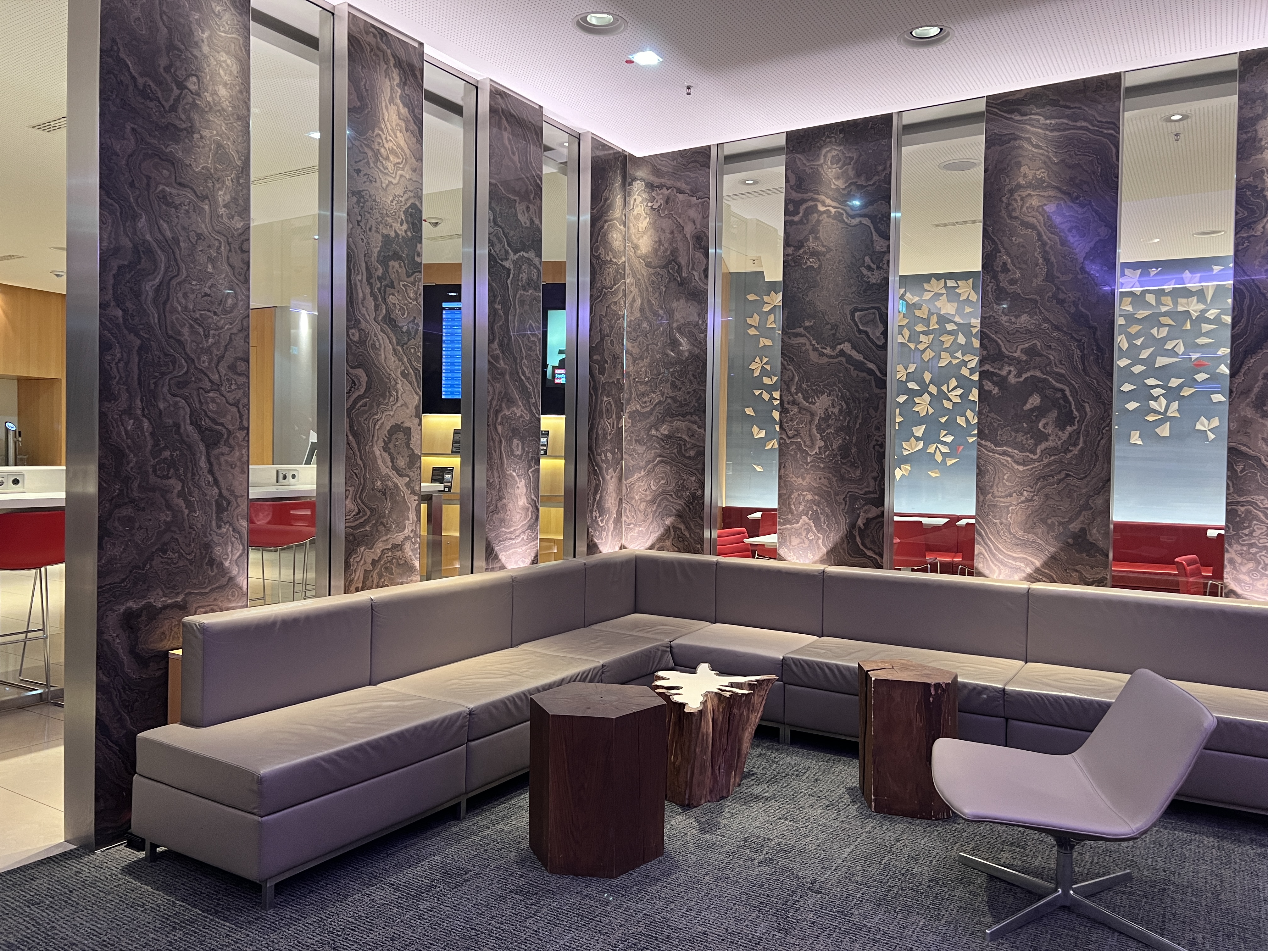 Air canada business maple leaf lounge Frankfurt seats Air canada business maple leaf lounge Frankfurt center seating