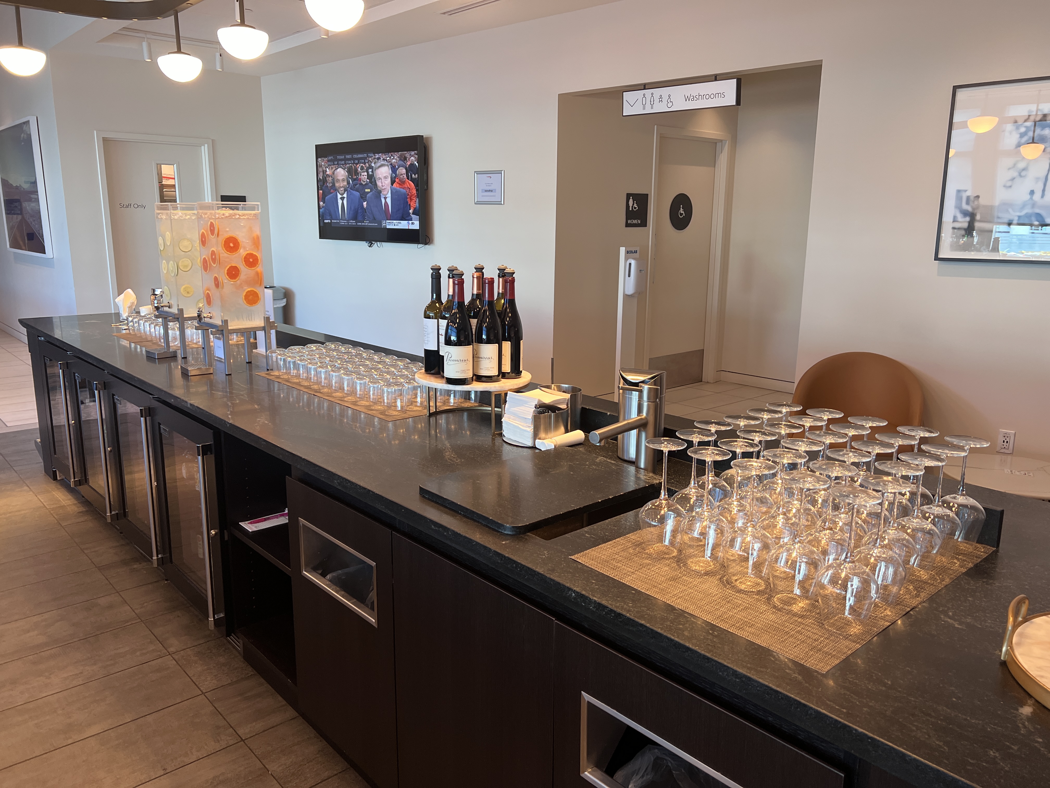 British Airways Lounge San Francisco beverages selection British Airways Lounge San Francisco beverages selection