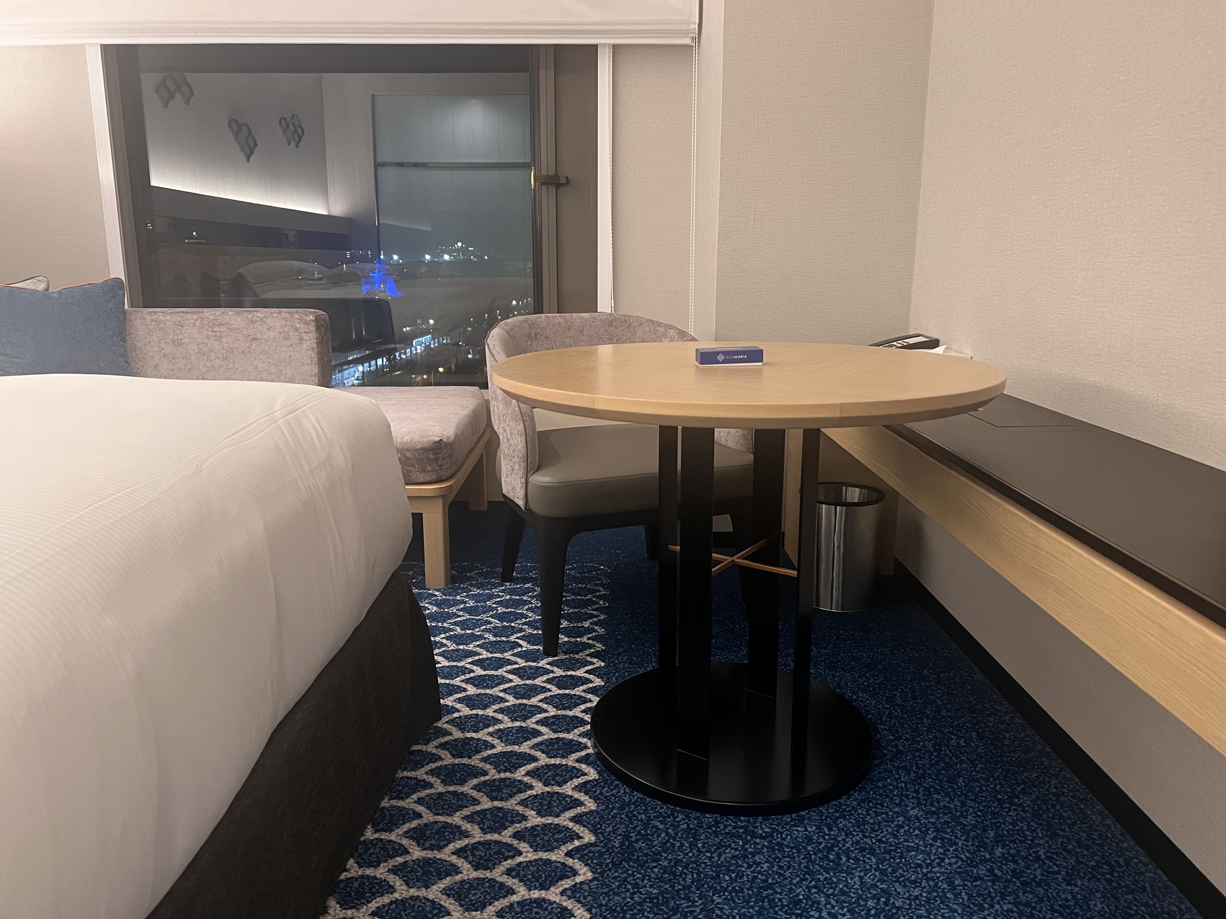 Hilton Tokyo Bay room dining table in the pathway Hilton Tokyo Bay room dining table in the pathway