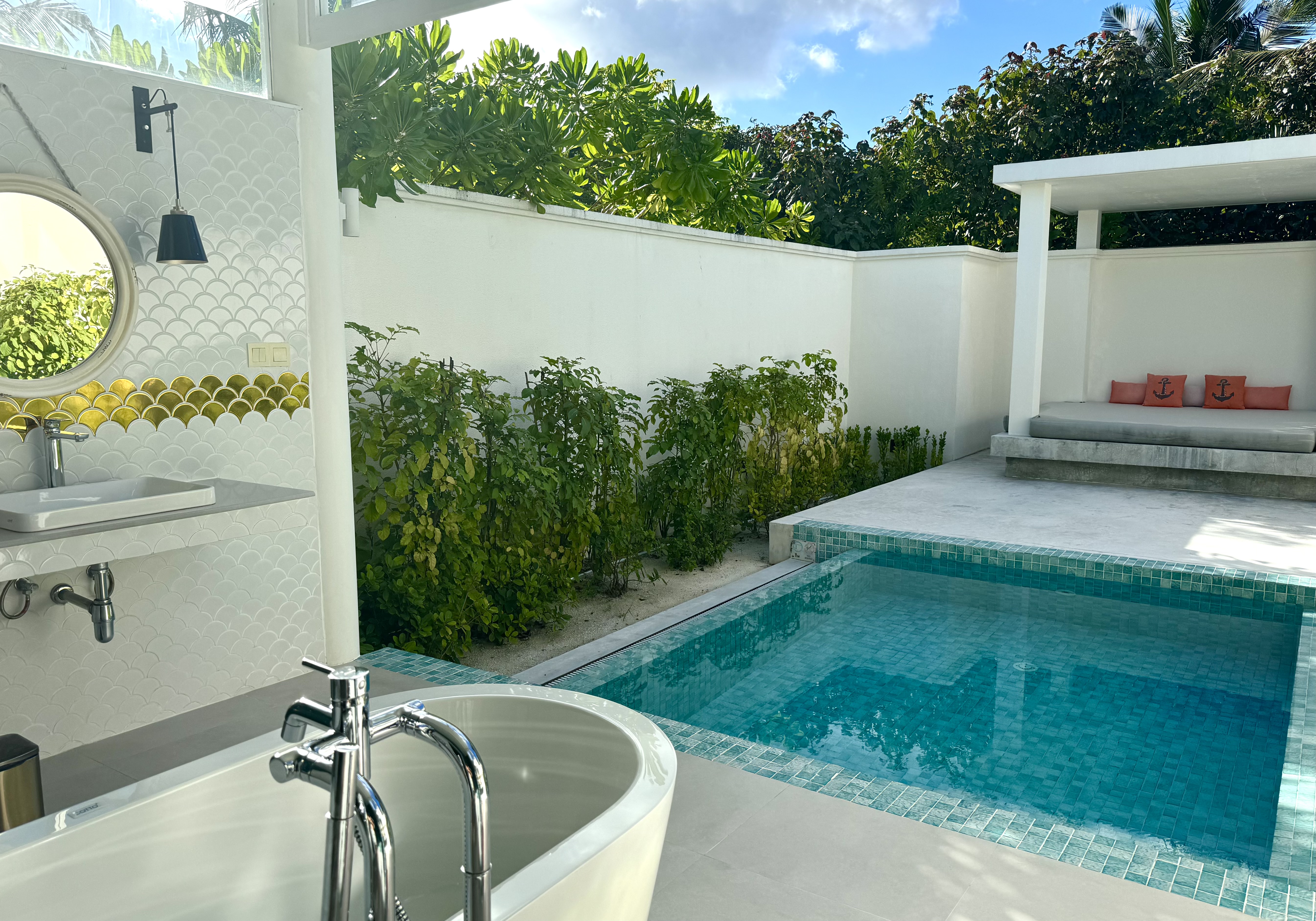Iru Veli bedroom bathroom and pool