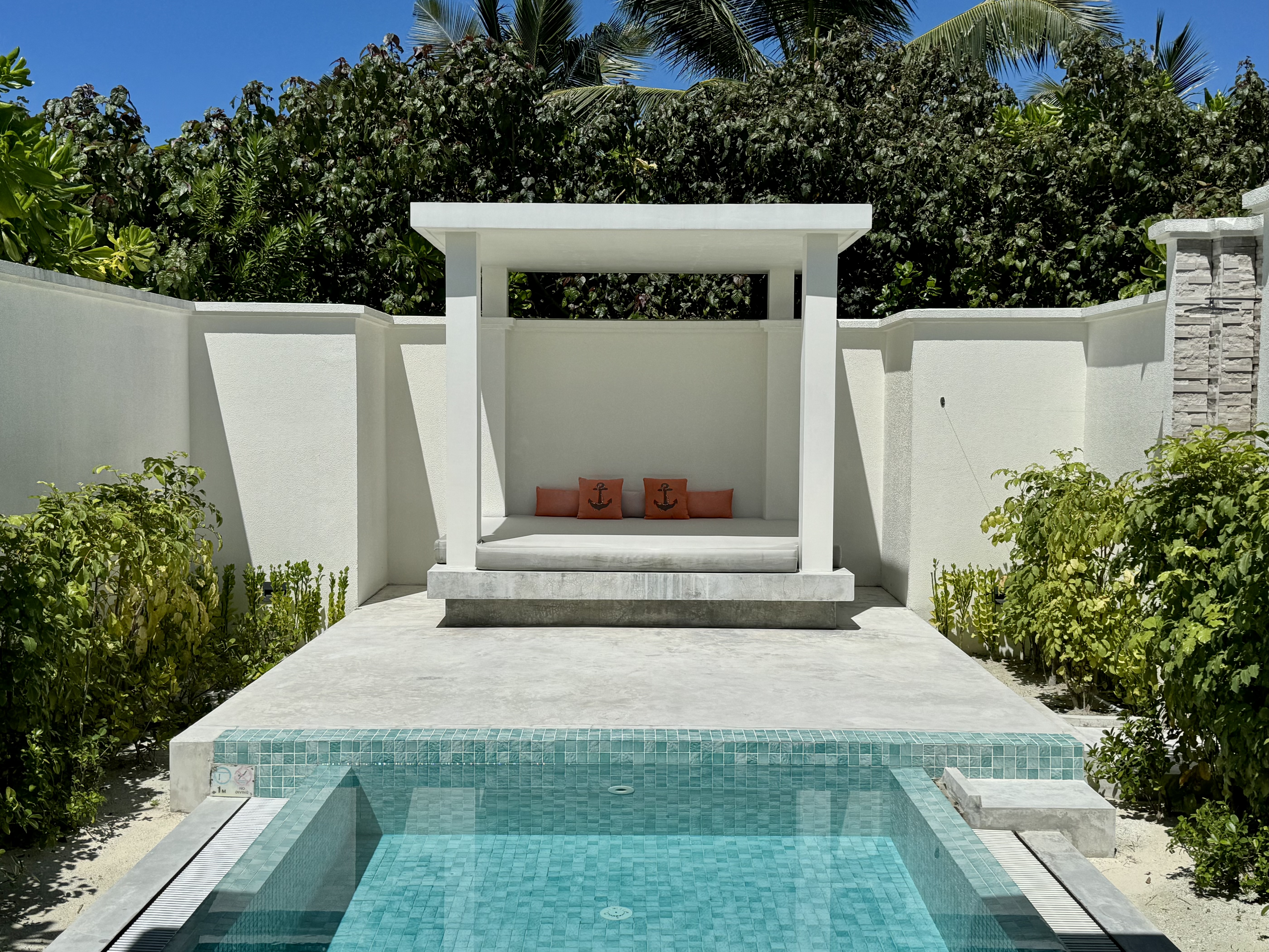 Iru Veli bedroom pool close up