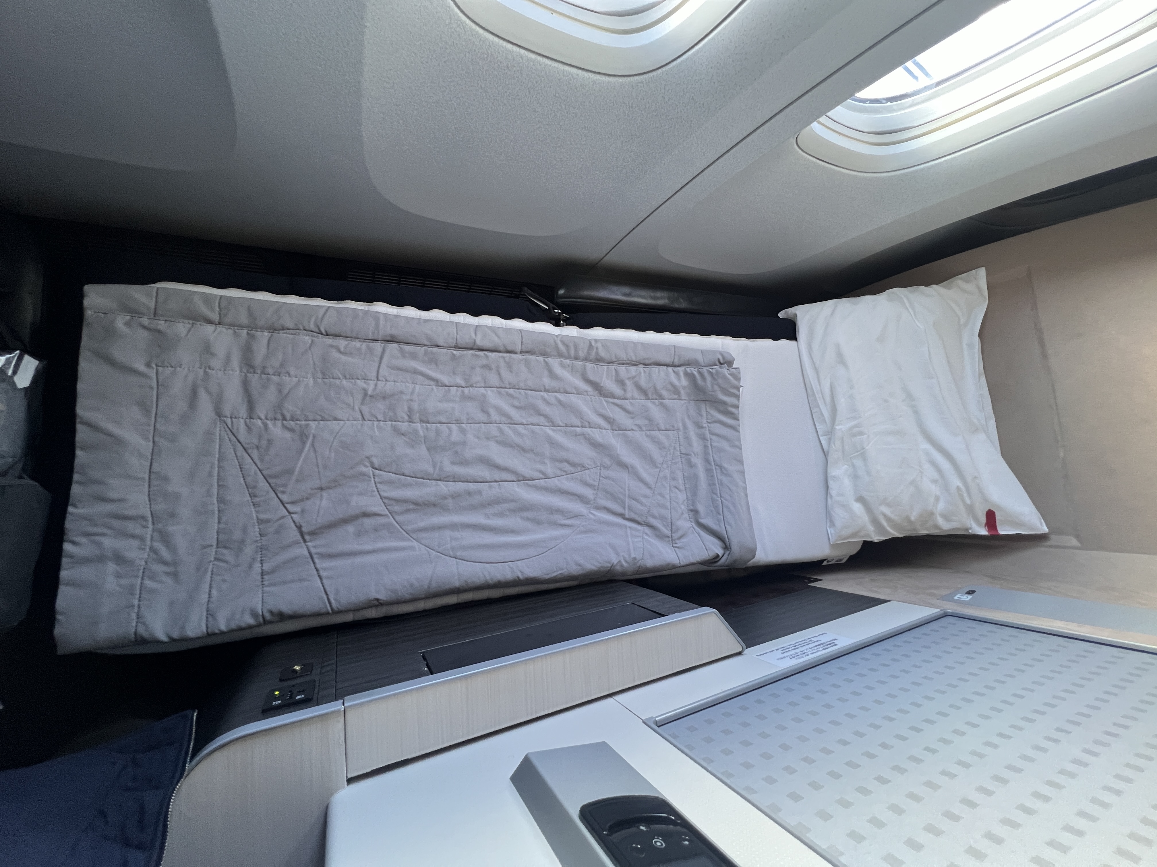 Japan Airlines 777 300er business class bed fully lie flat Japan Airlines 777 300er business class bed fully lie flat