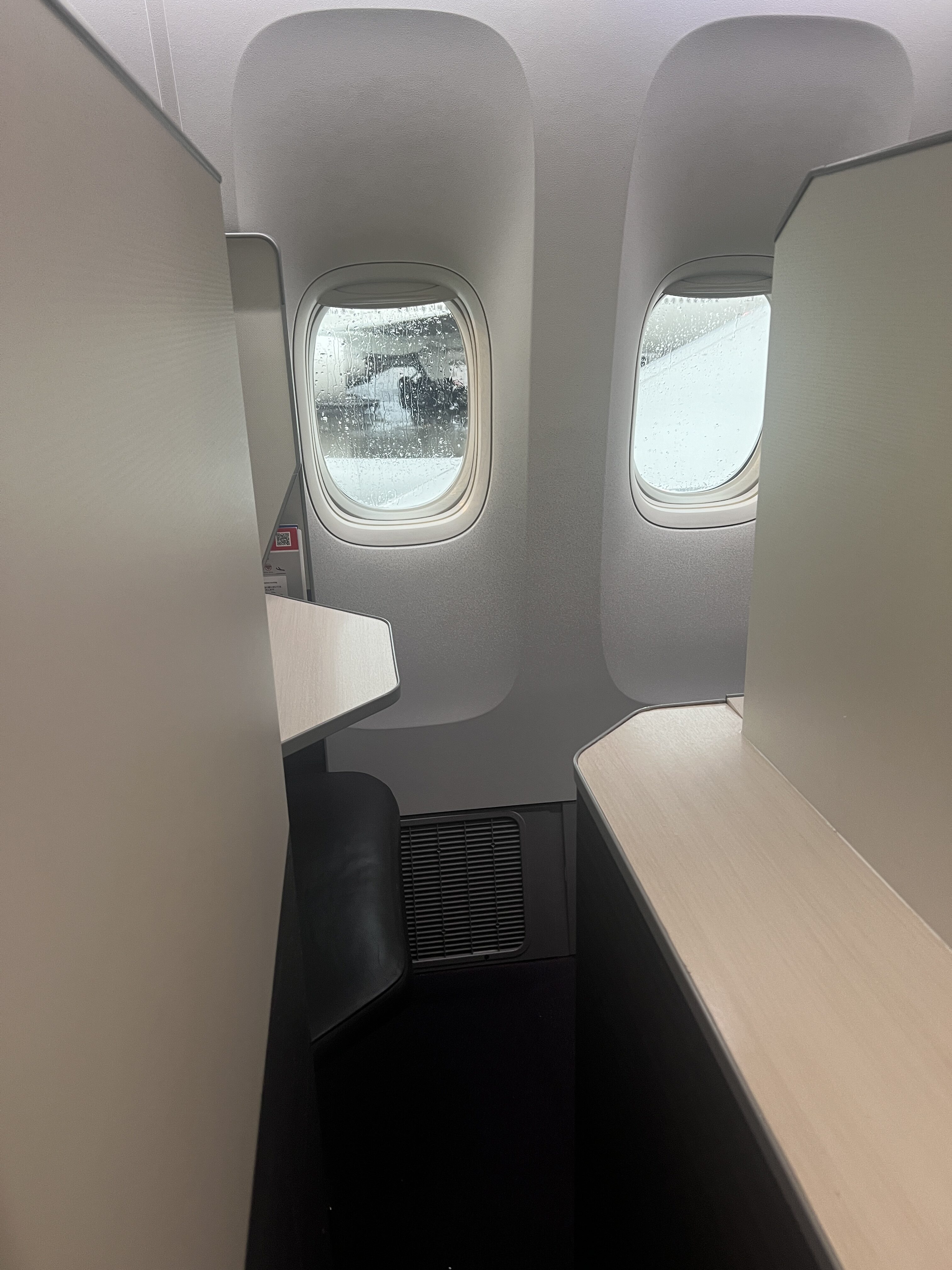 Japan Airlines 777 300er business class narrow path to window seats Japan Airlines 777 300er business class narrow path to window seats