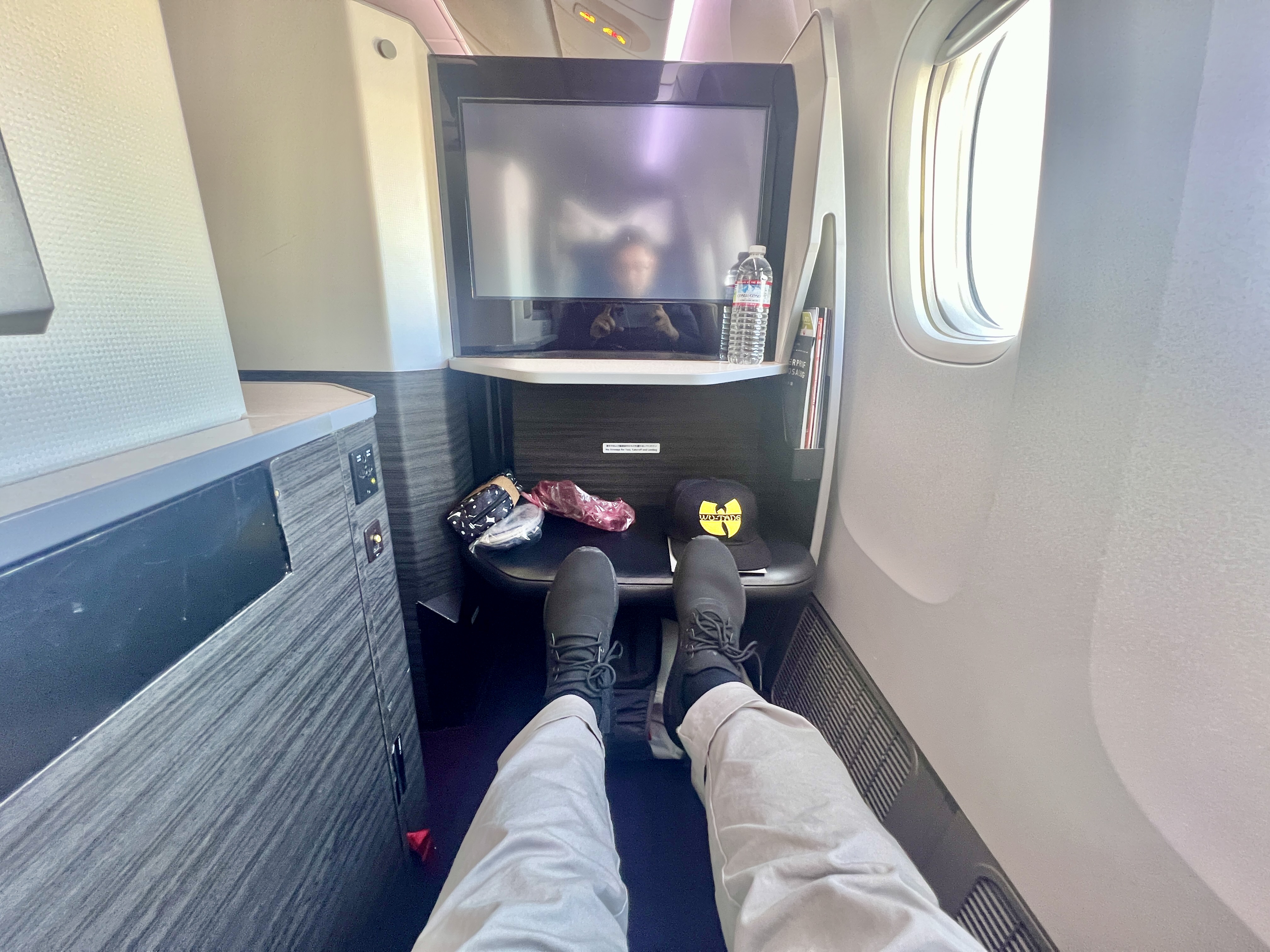 Japan Airlines 777 300er business class seat and space Japan Airlines 777 300er business class seat and space