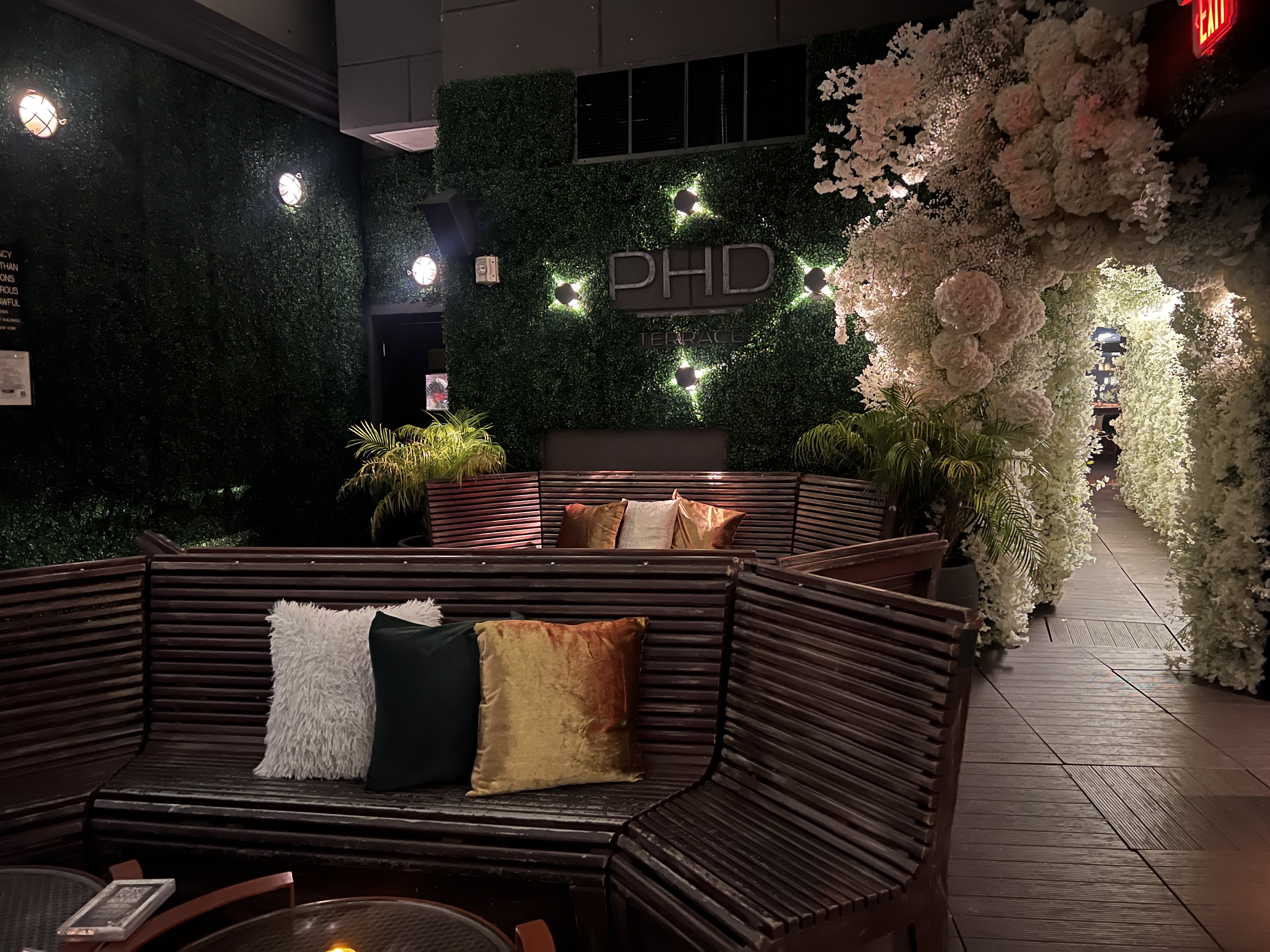 PHD Terrace Dream Midtown seating and flowers PHD Terrace Dream Midtown seating and flowers