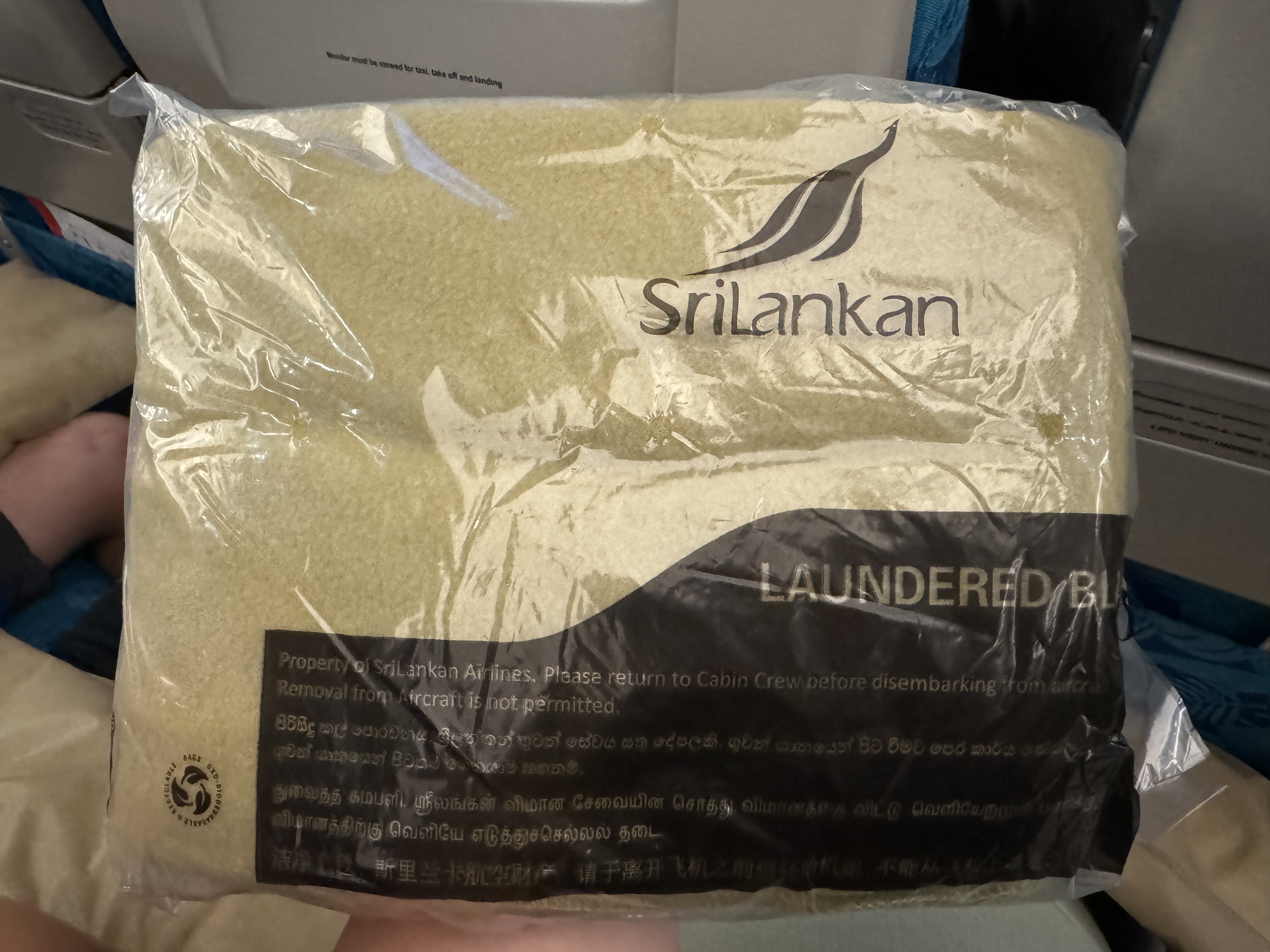 SriLankan DOH CMB A330 300 economy blanket