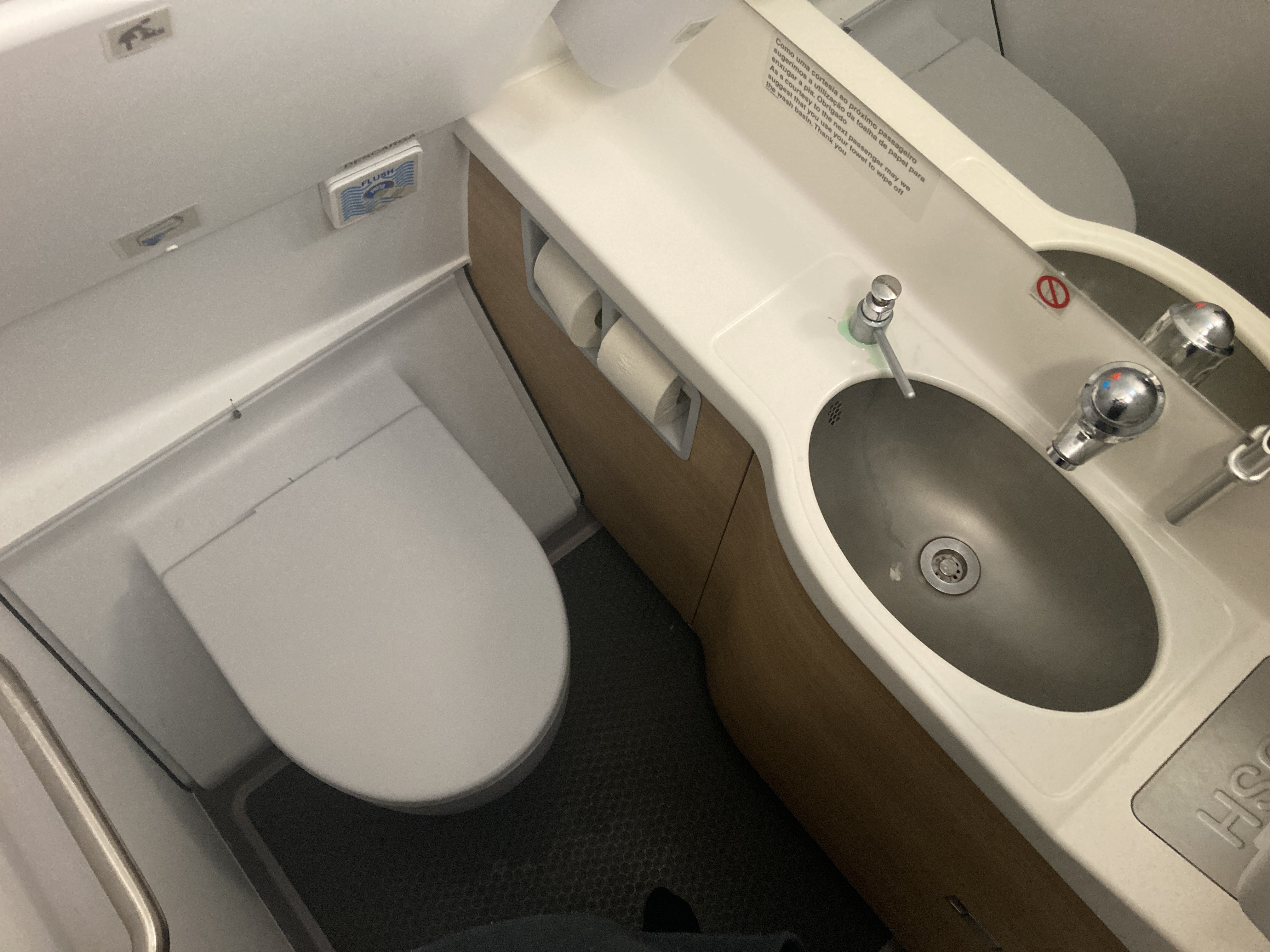 TAP Air Portugal A321LR neo business class EWR LIS lavatory TAP Air Portugal A321LR neo business class EWR LIS lavatory