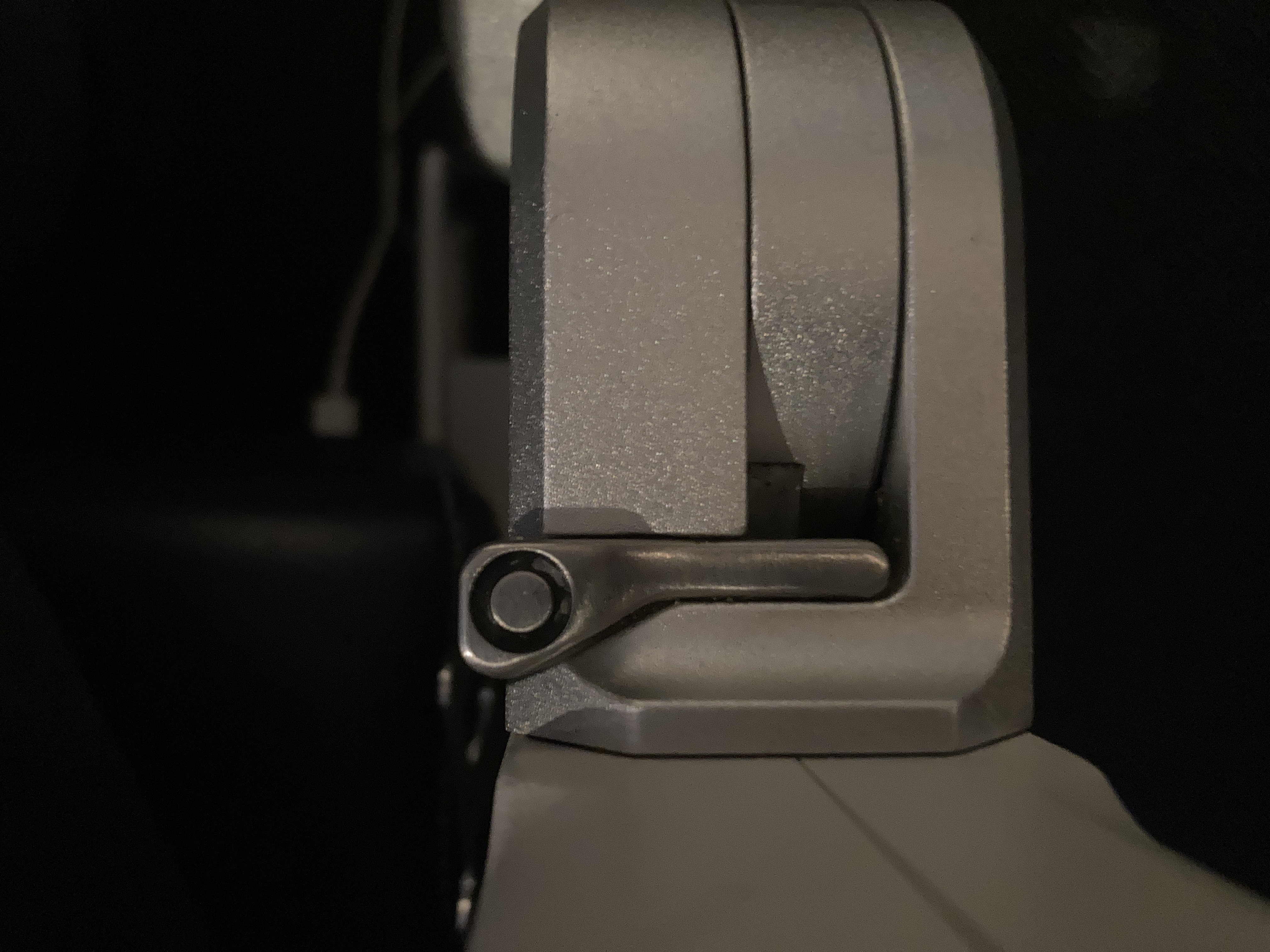 United Boeing 777 200 latch for opening arm with entertainment screen United Boeing 777 200 latch for opening arm with entertainment screen