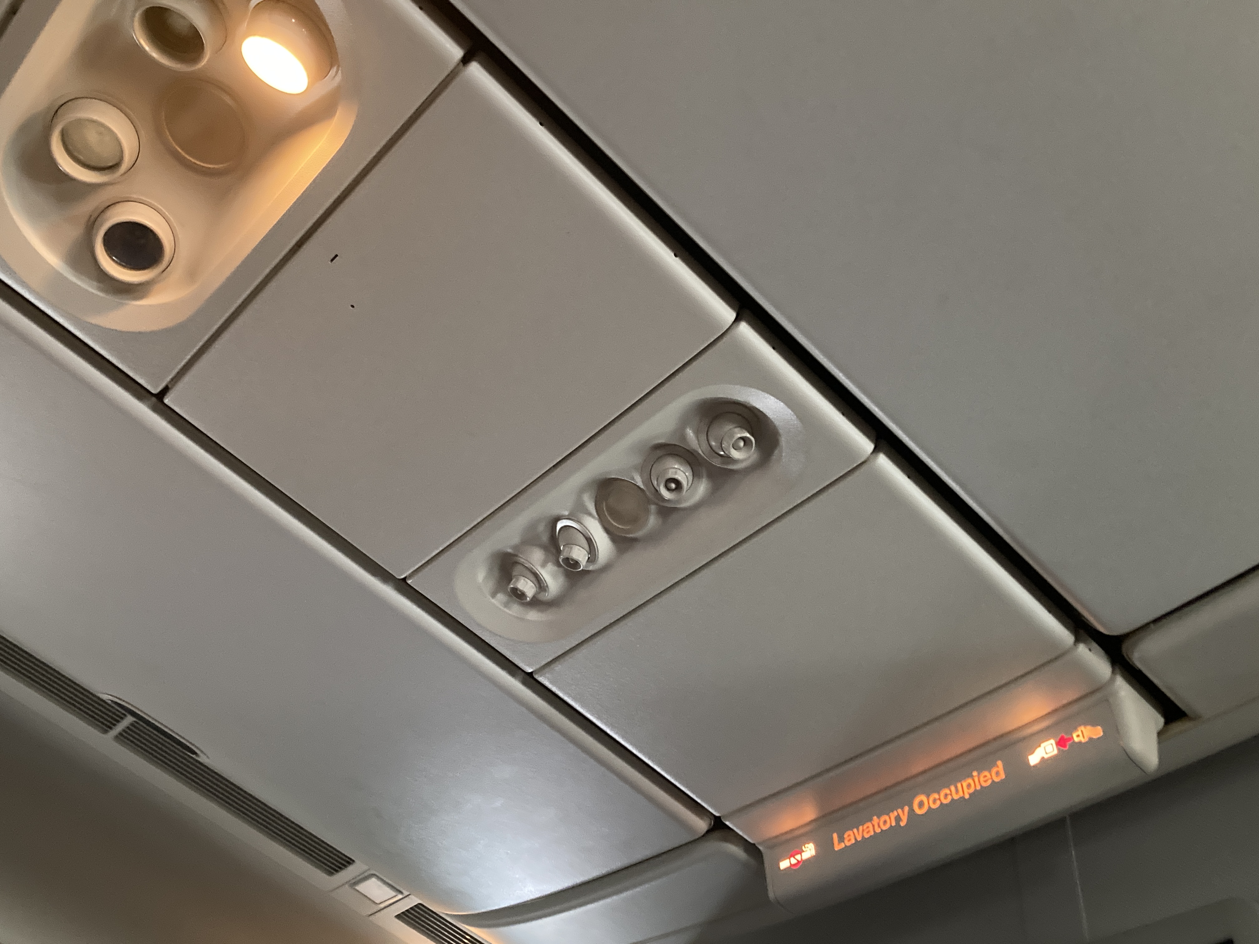 United Boeing 777 200 seat 41G air and lights overhead United Boeing 777 200 seat 41G air and lights overhead